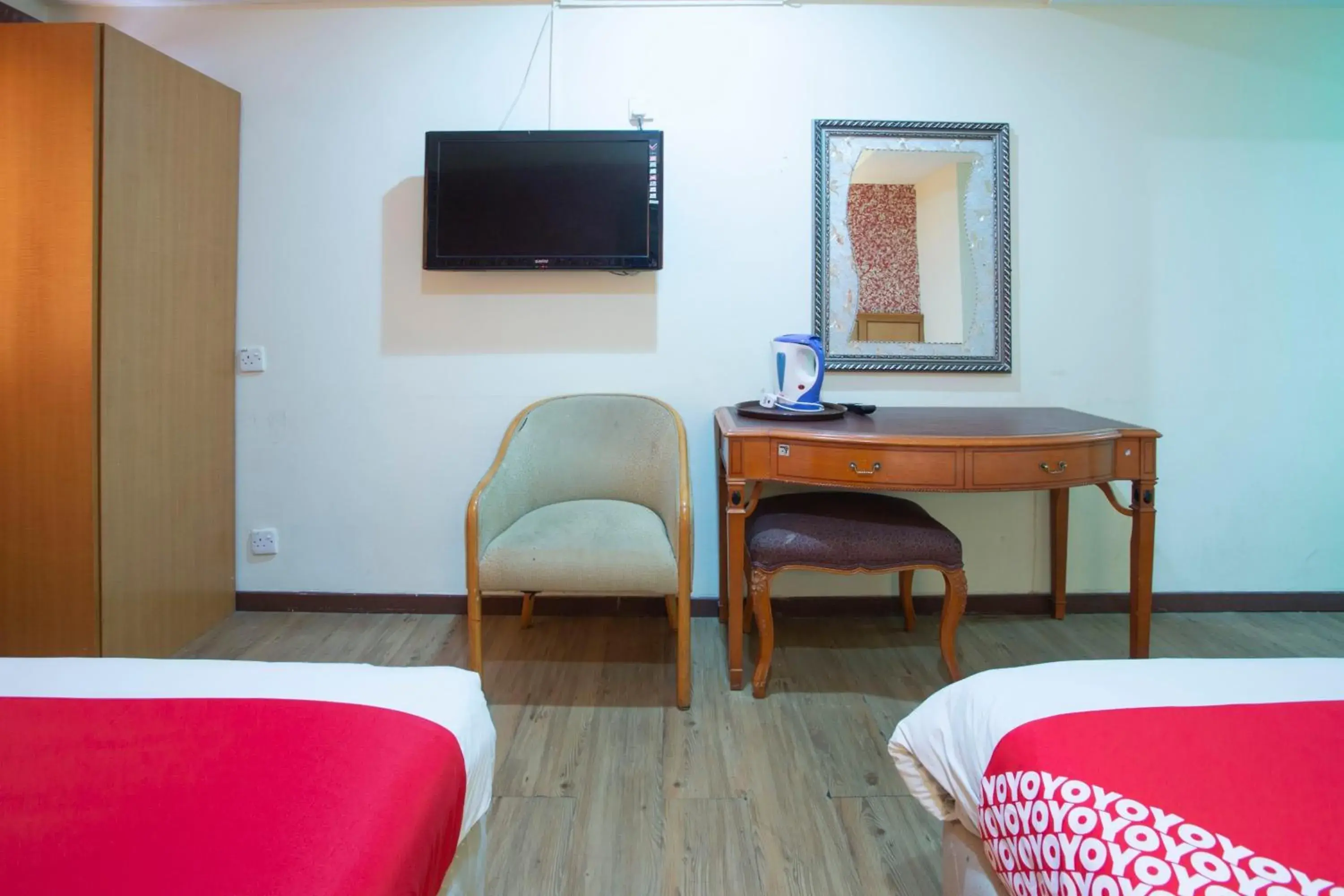 Bedroom, TV/Entertainment Center in Super OYO Capital O 90125 Hotel Grand Orchard