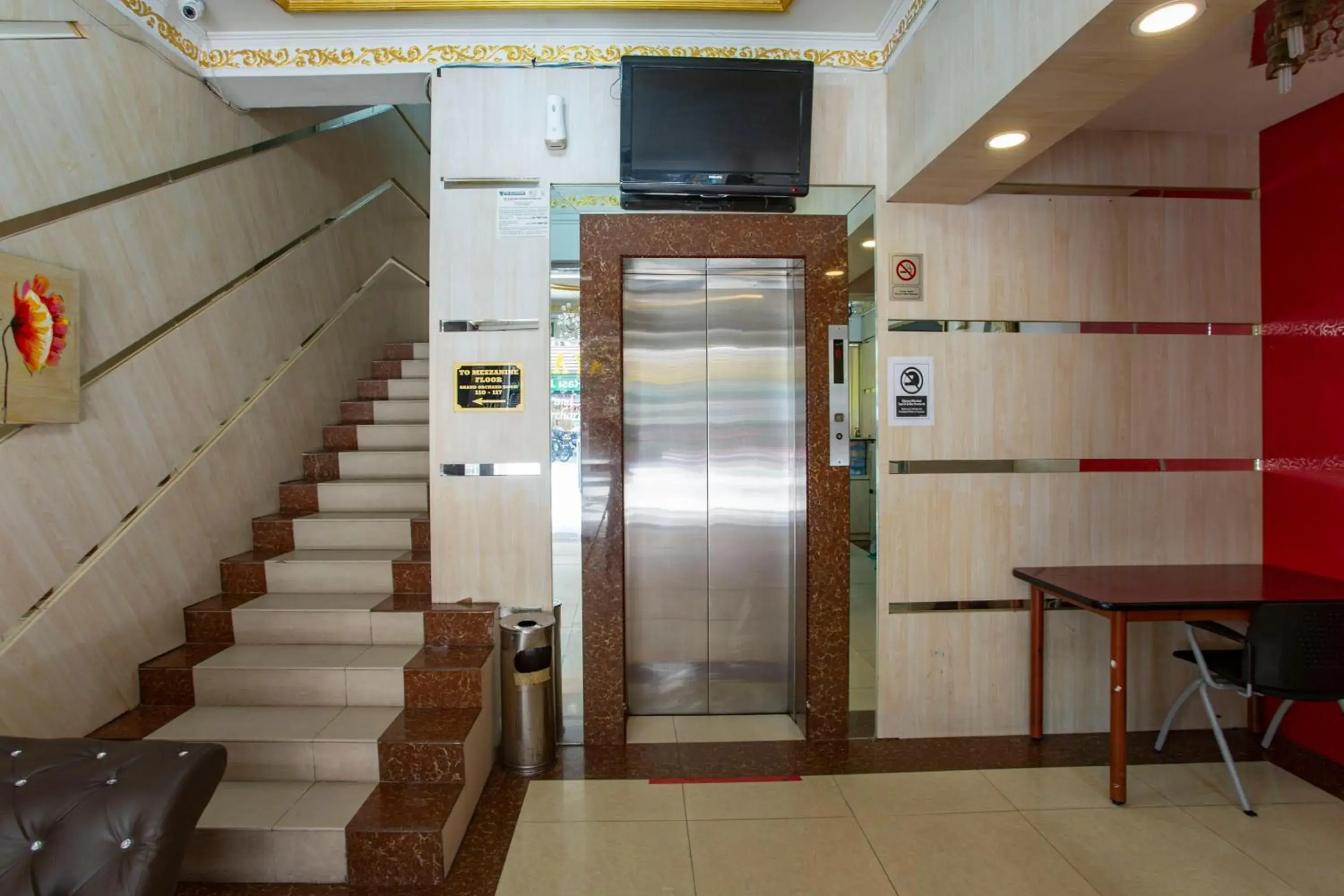 elevator in Super OYO Capital O 90125 Hotel Grand Orchard