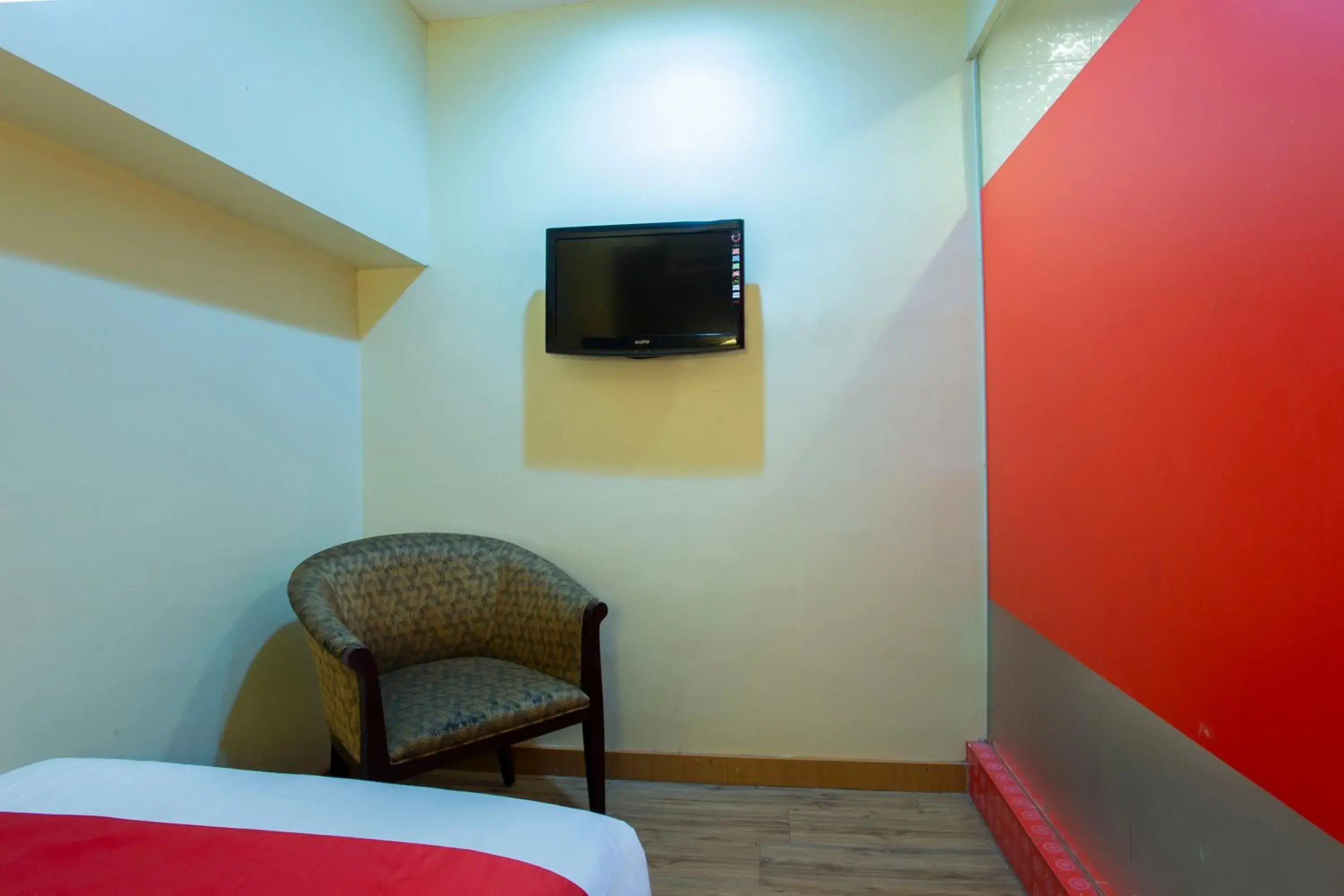 Bedroom, TV/Entertainment Center in Super OYO Capital O 90125 Hotel Grand Orchard