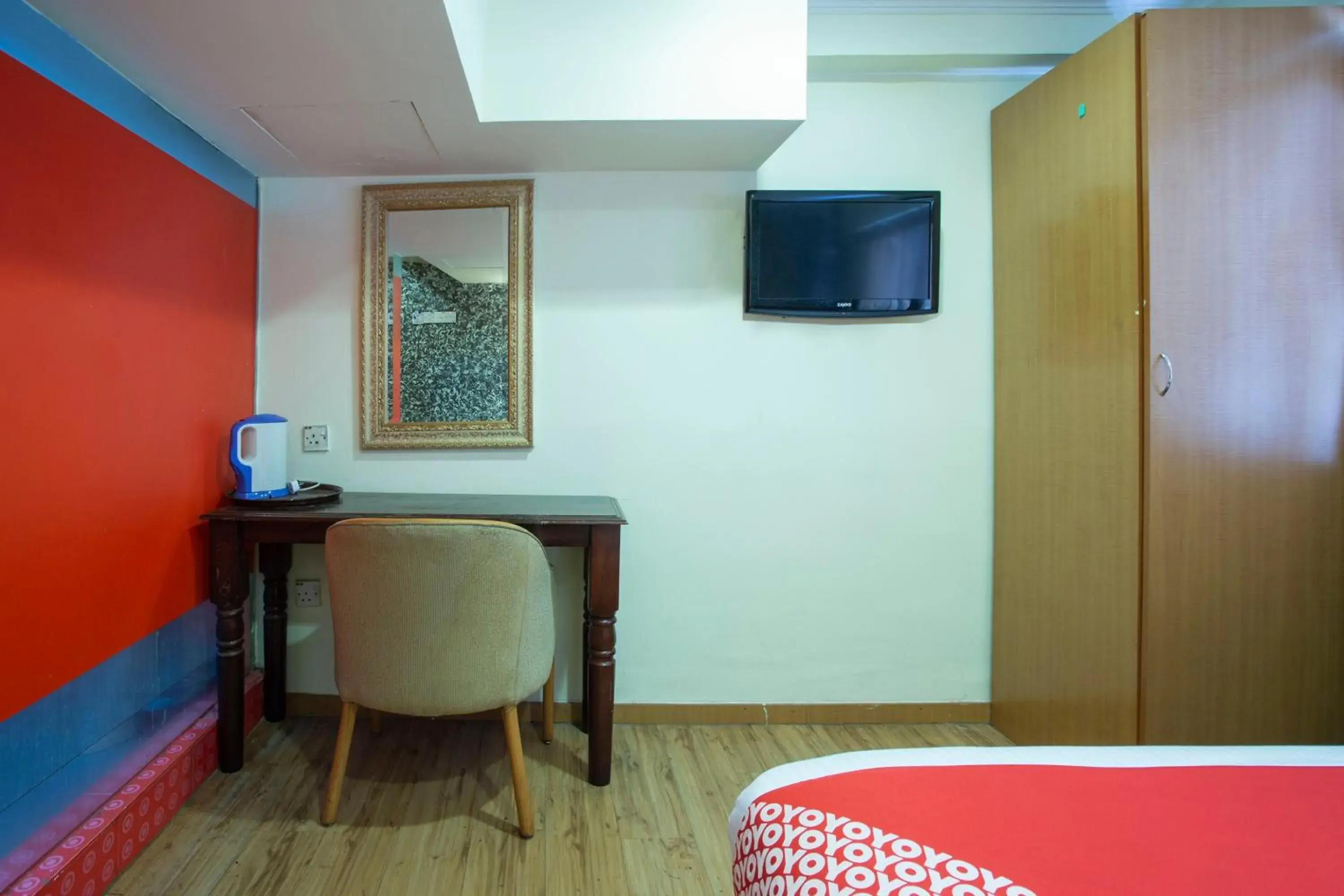 Bedroom, TV/Entertainment Center in Super OYO Capital O 90125 Hotel Grand Orchard