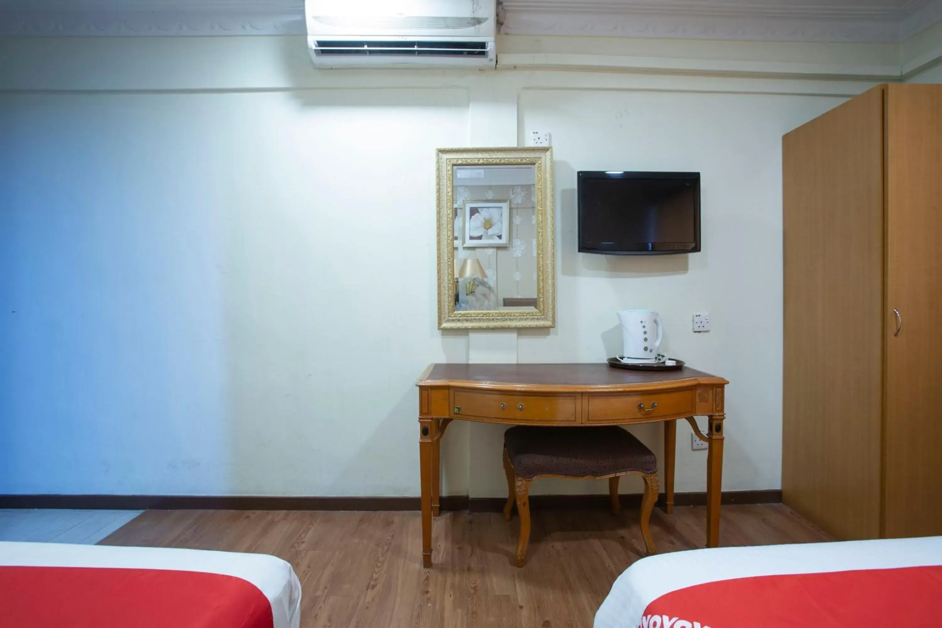 Bedroom, TV/Entertainment Center in Super OYO Capital O 90125 Hotel Grand Orchard