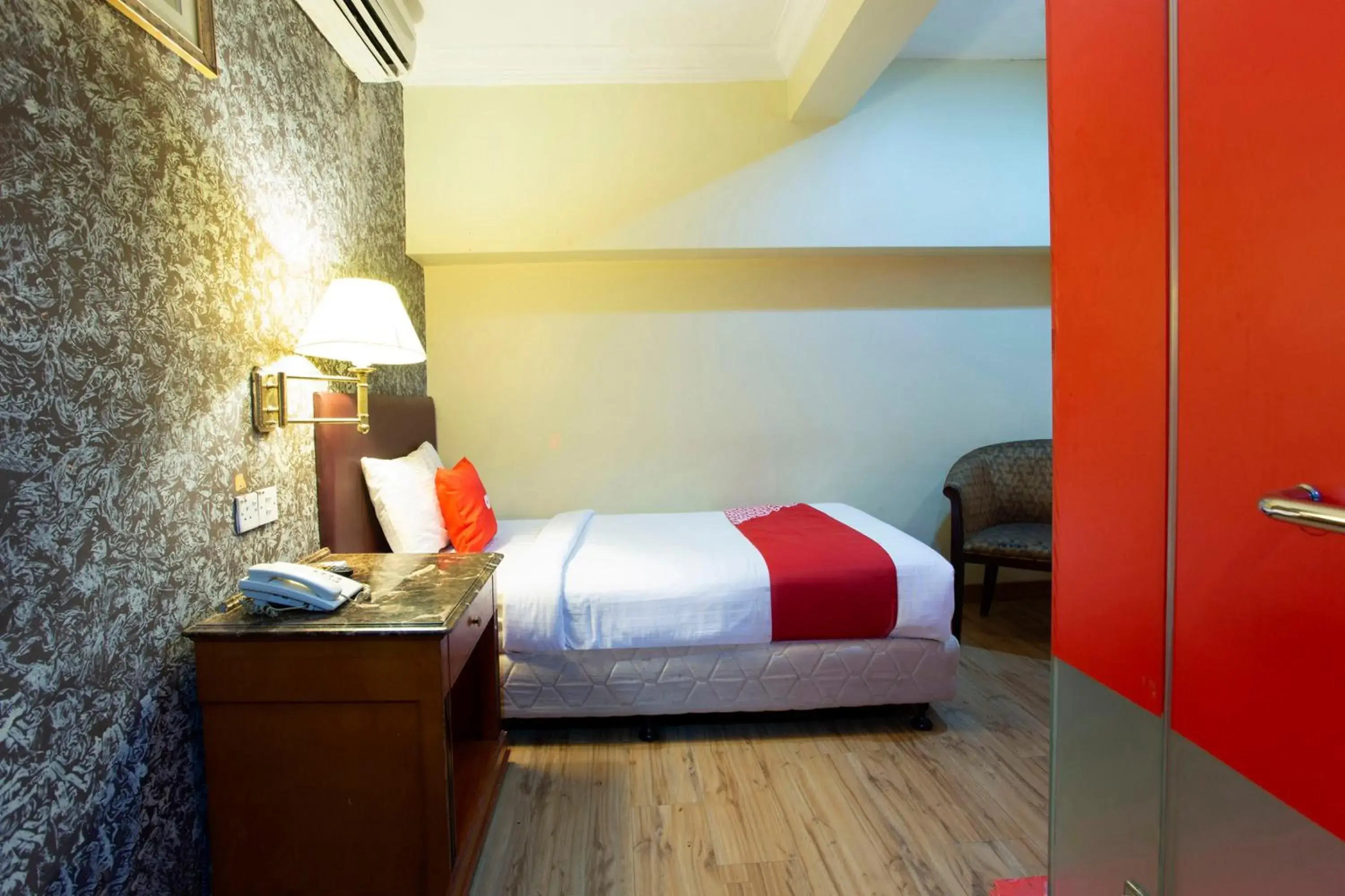 Bedroom, Bed in Super OYO Capital O 90125 Hotel Grand Orchard