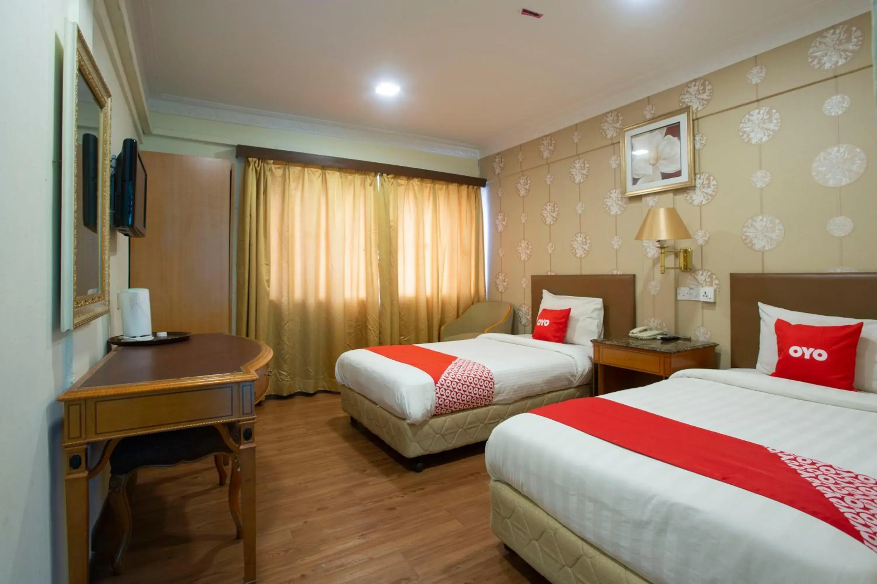 Photo of the whole room, Bed in Super OYO Capital O 90125 Hotel Grand Orchard