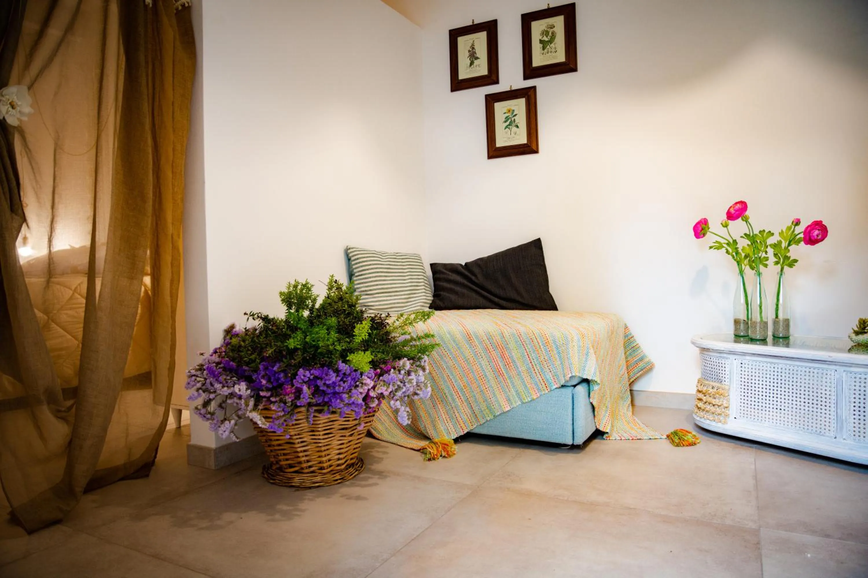 Living room, Bed in Antica Casina B&B di Charme