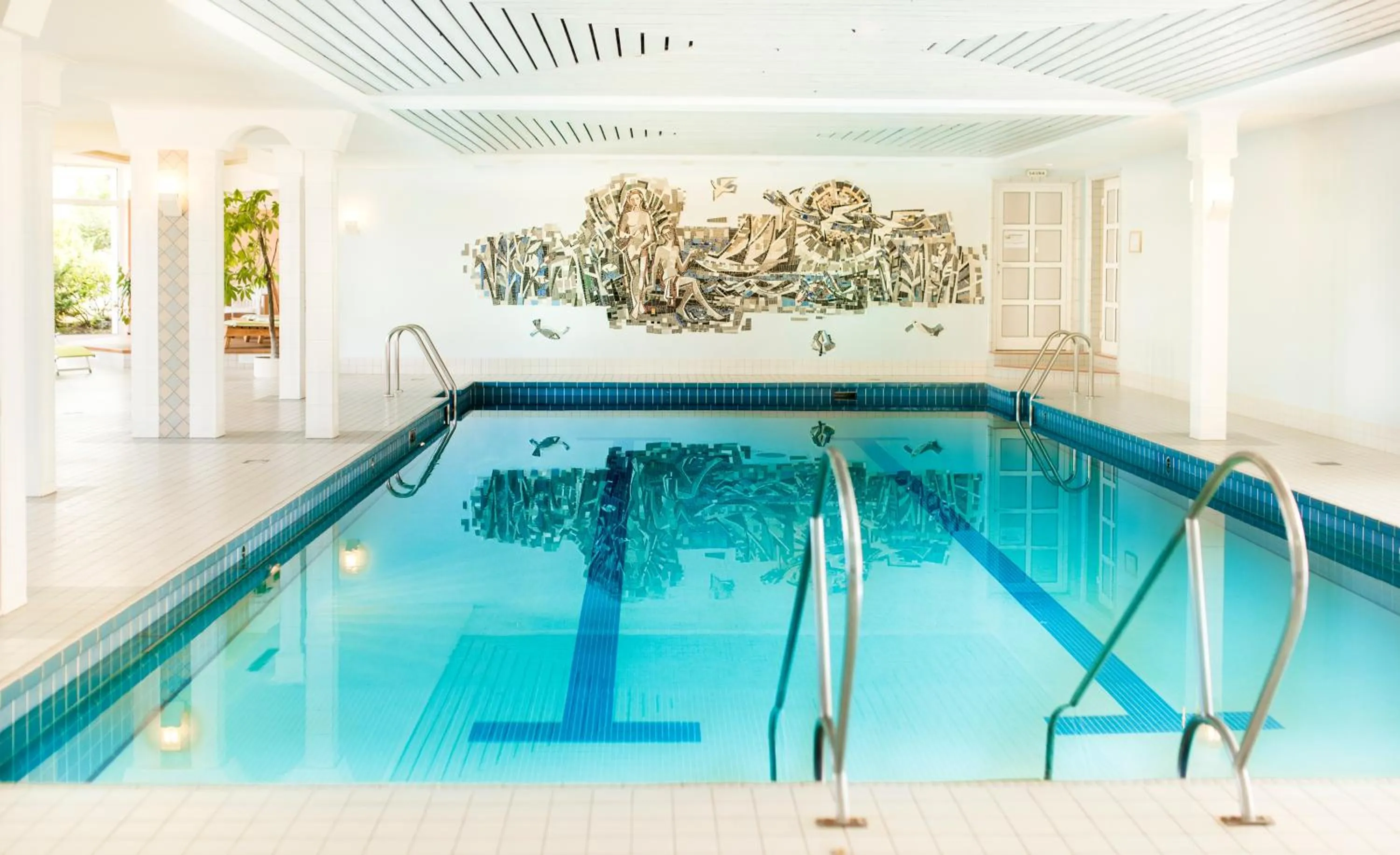 Swimming pool in Berghotel Hoher Knochen - Ruhe & Natur