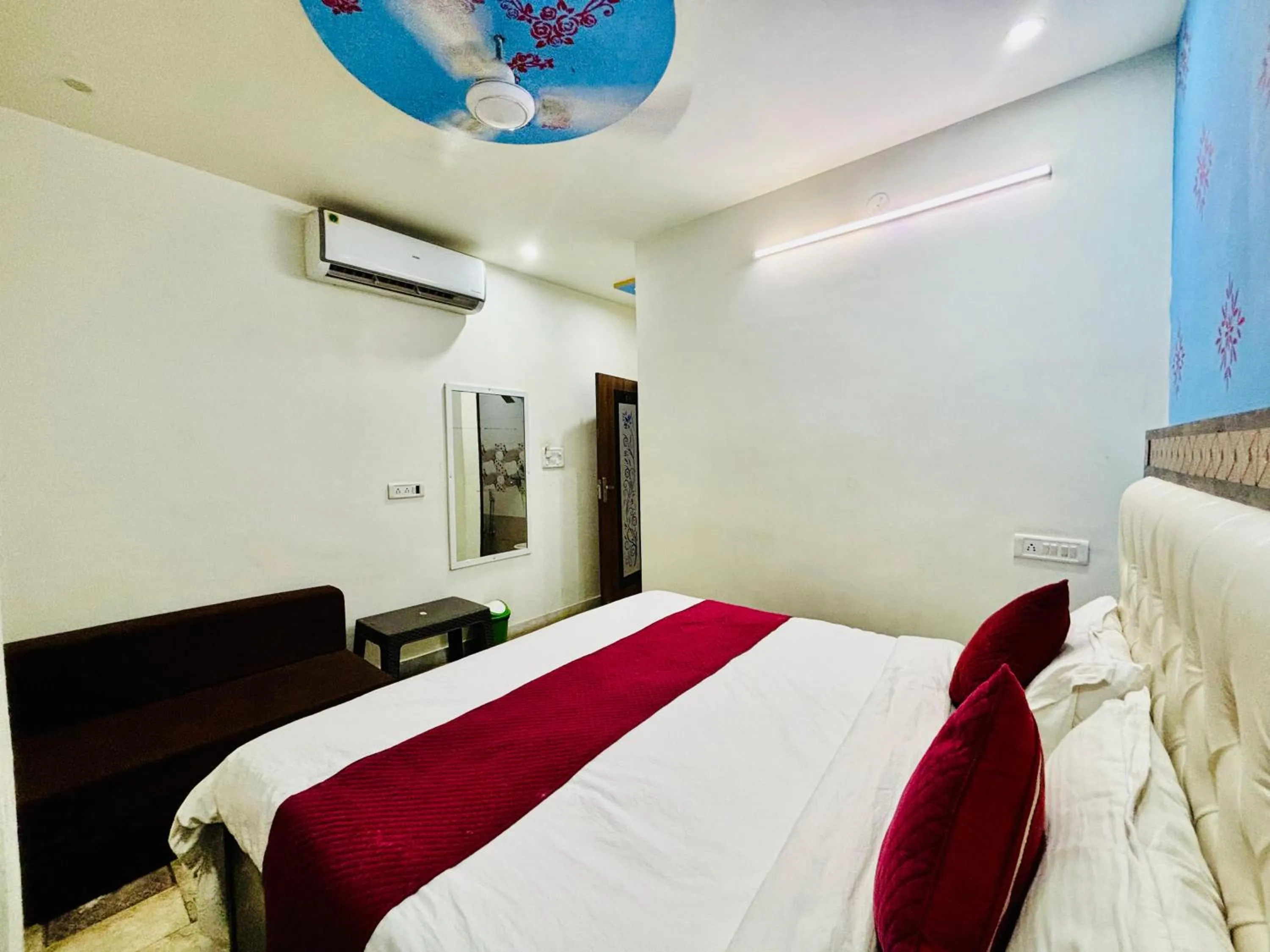 Photo of the whole room, Bed in Hotel Royal Pinkcity