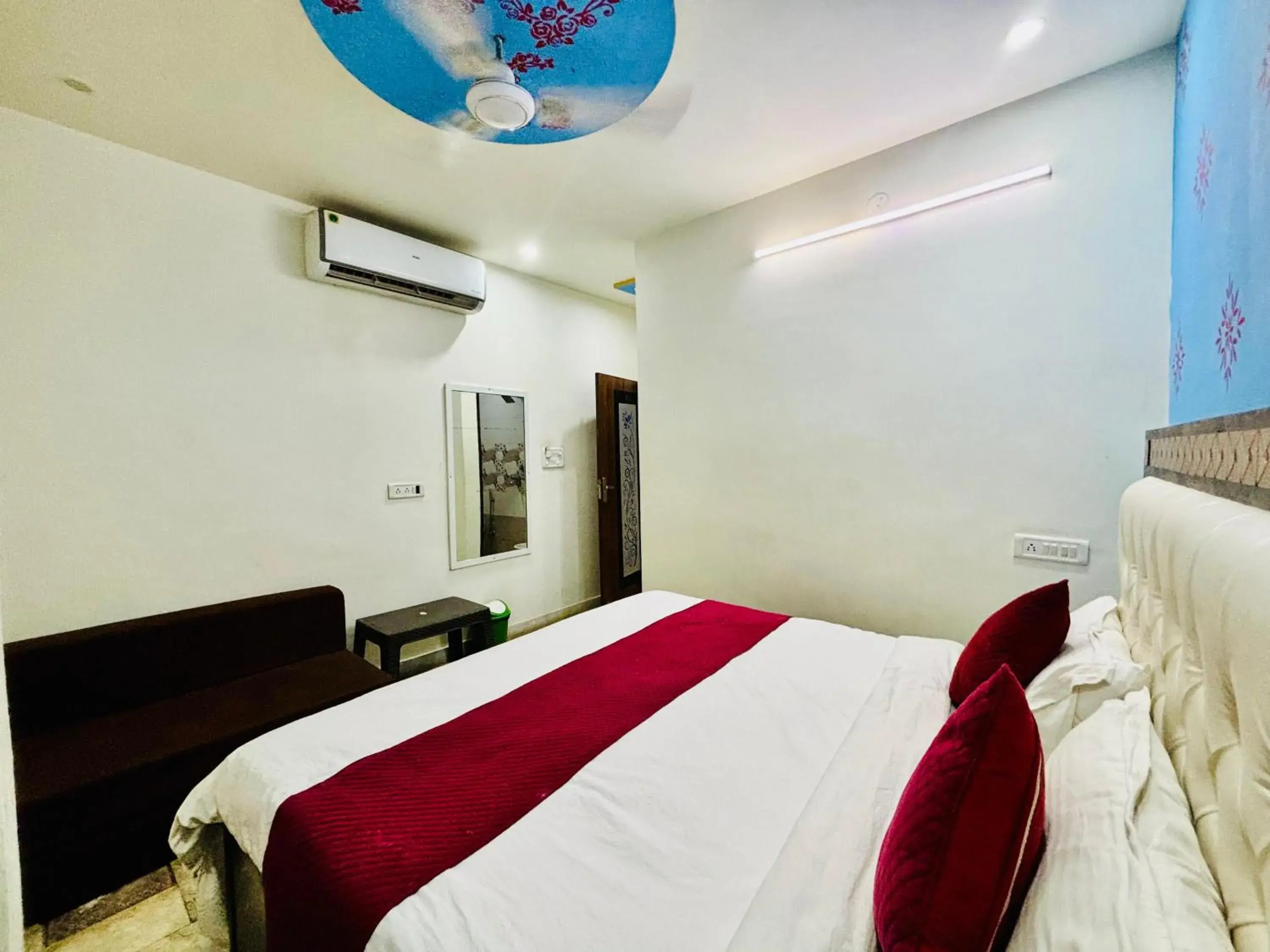 Photo of the whole room, Bed in Hotel Royal Pinkcity Photo of the whole room, Bed in Hotel Royal Pinkcity