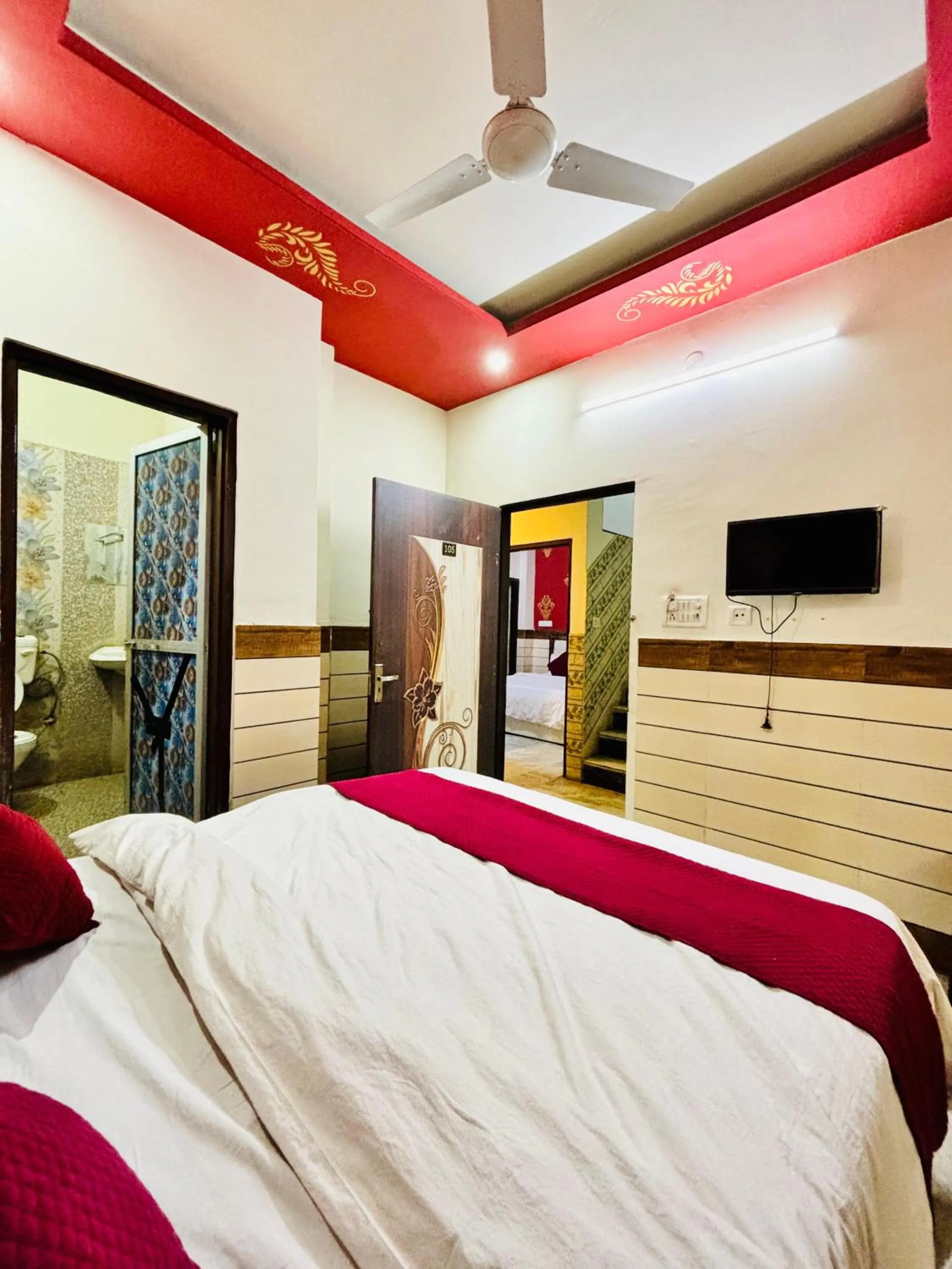 Photo of the whole room, Bed in Hotel Royal Pinkcity