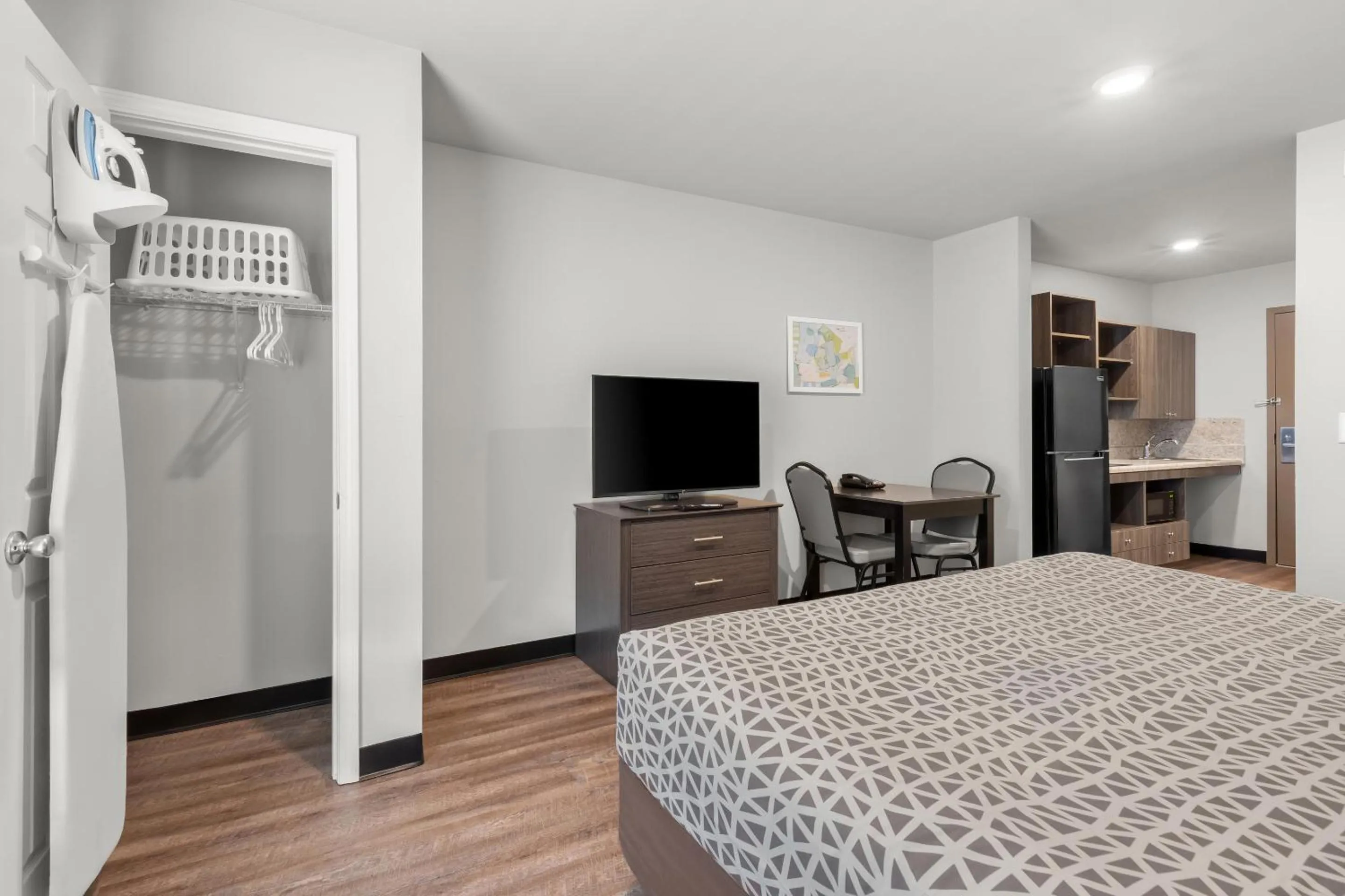 Bedroom, Bed in WoodSpring Suites Atlanta Airport