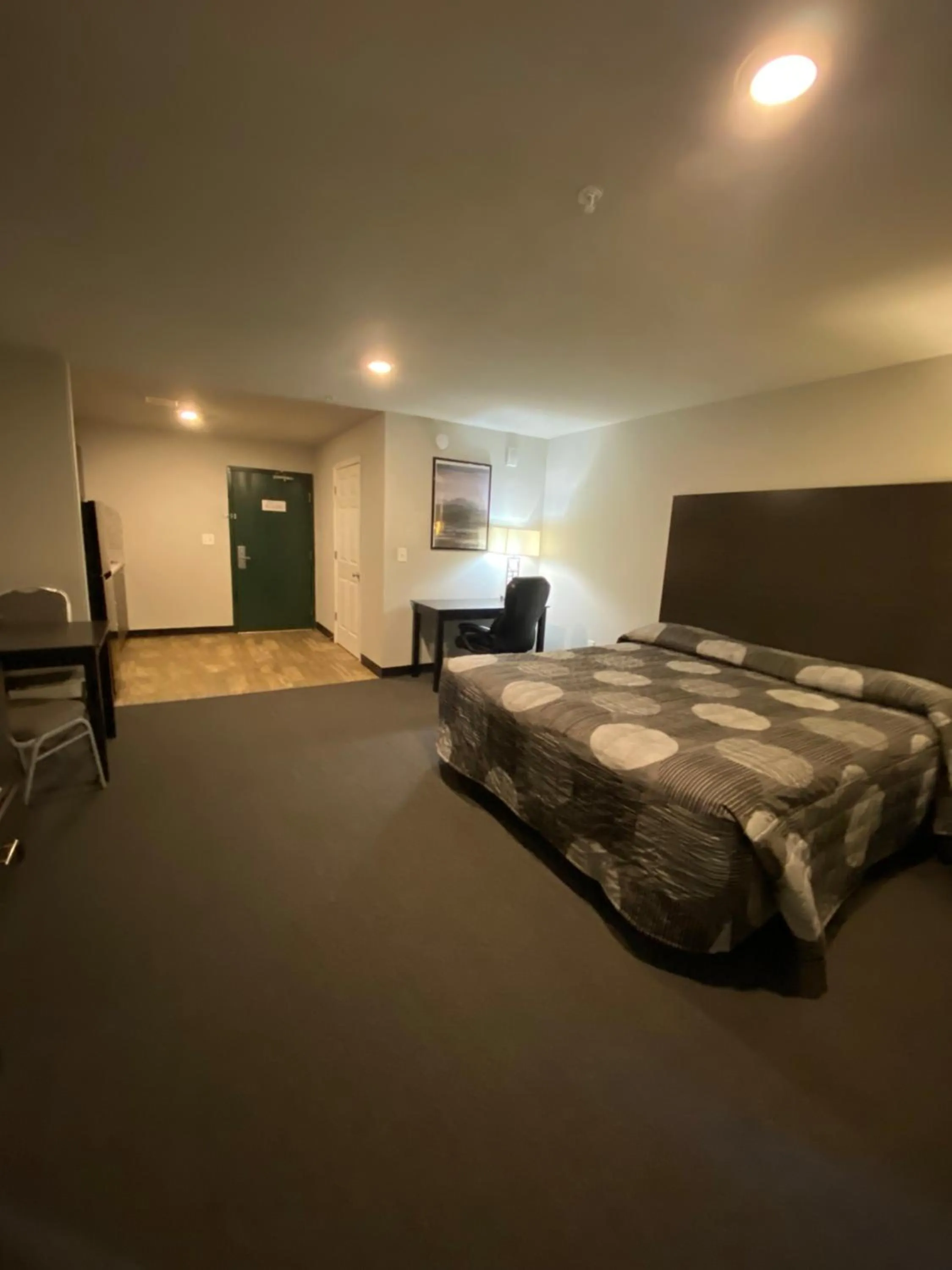 Photo of the whole room, Bed in Savannah Suites Atlanta Airport