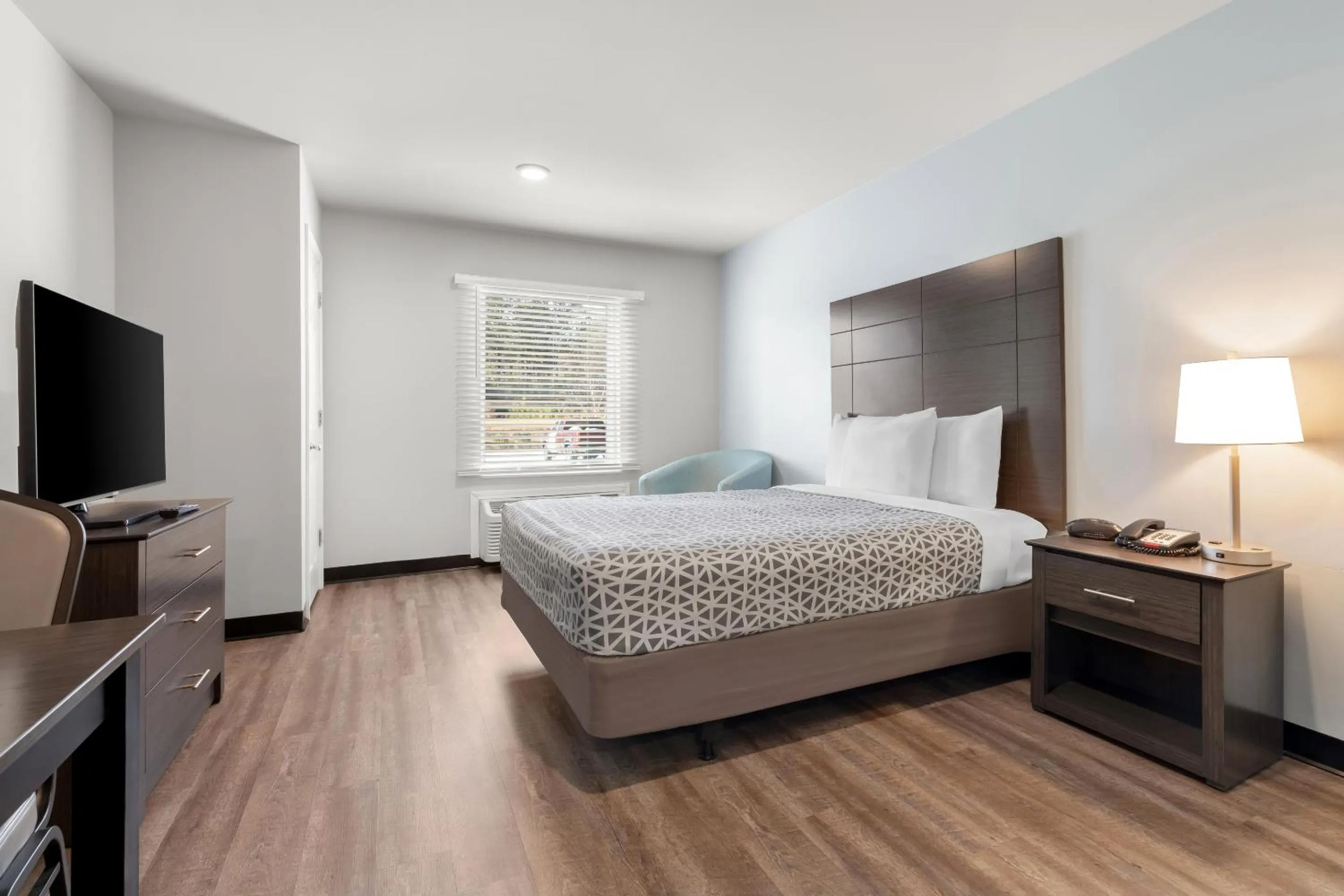 Bedroom, Bed in WoodSpring Suites Atlanta Airport