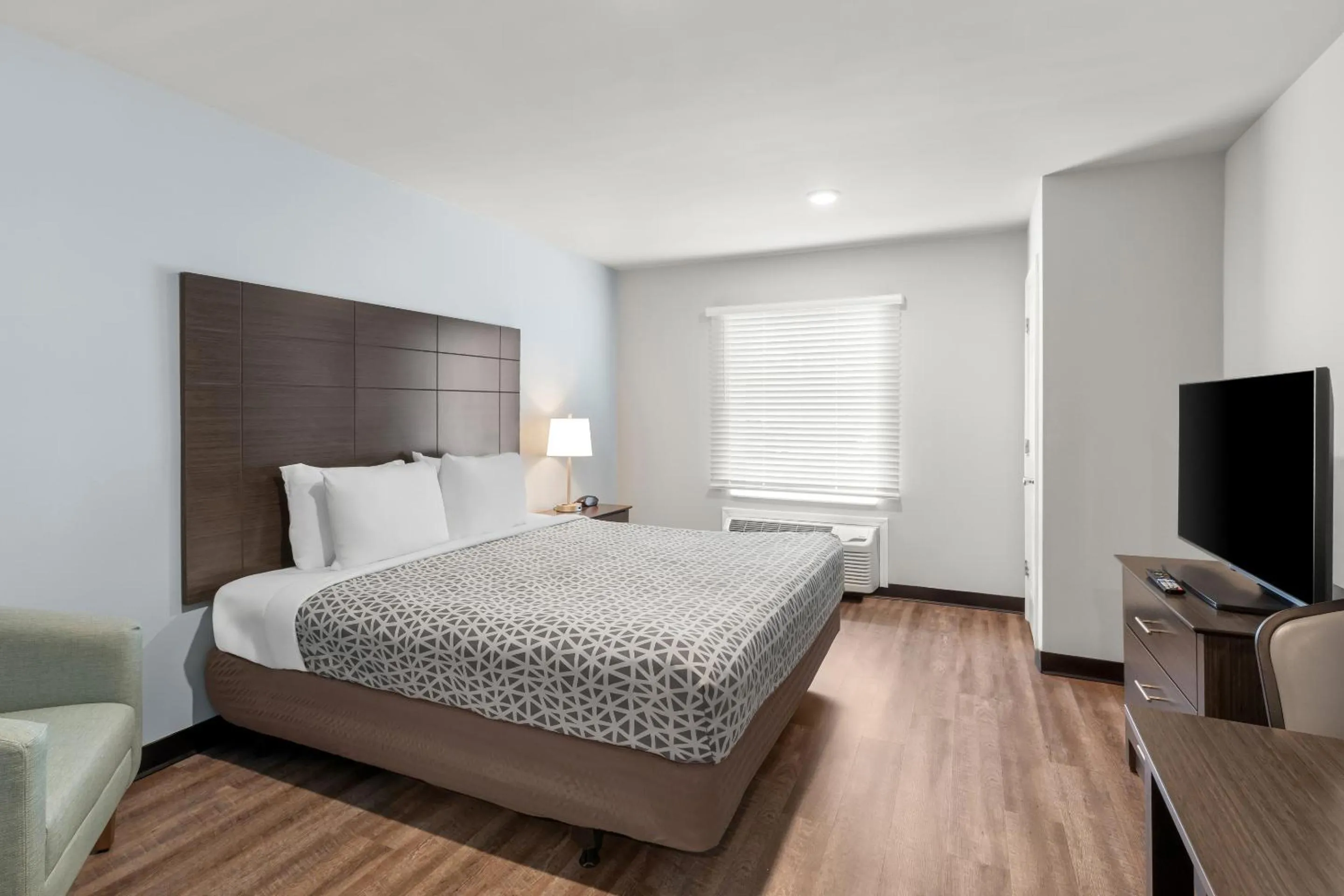 Bedroom, Bed in WoodSpring Suites Atlanta Airport