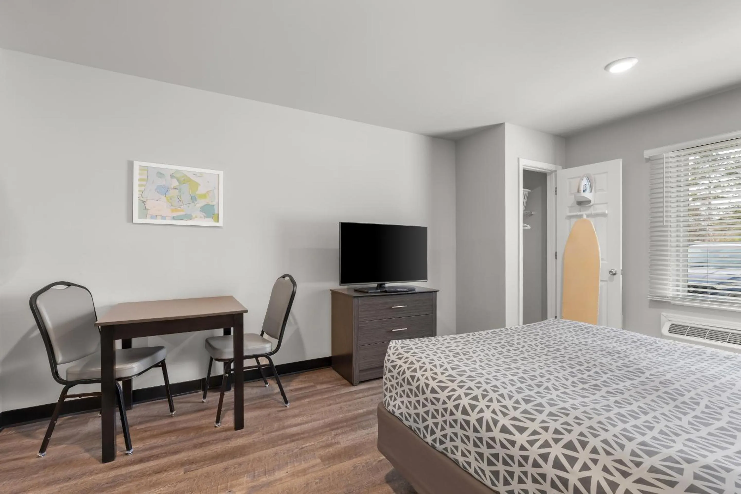 Bedroom, Bed in WoodSpring Suites Atlanta Airport