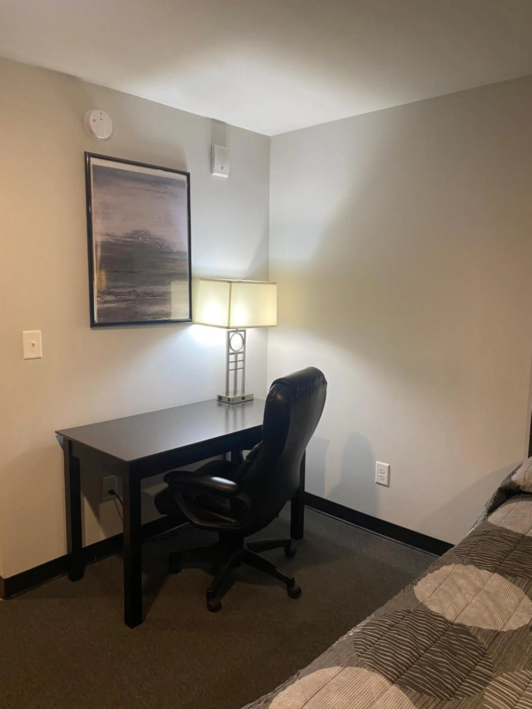 Seating area, Bed in Savannah Suites Atlanta Airport