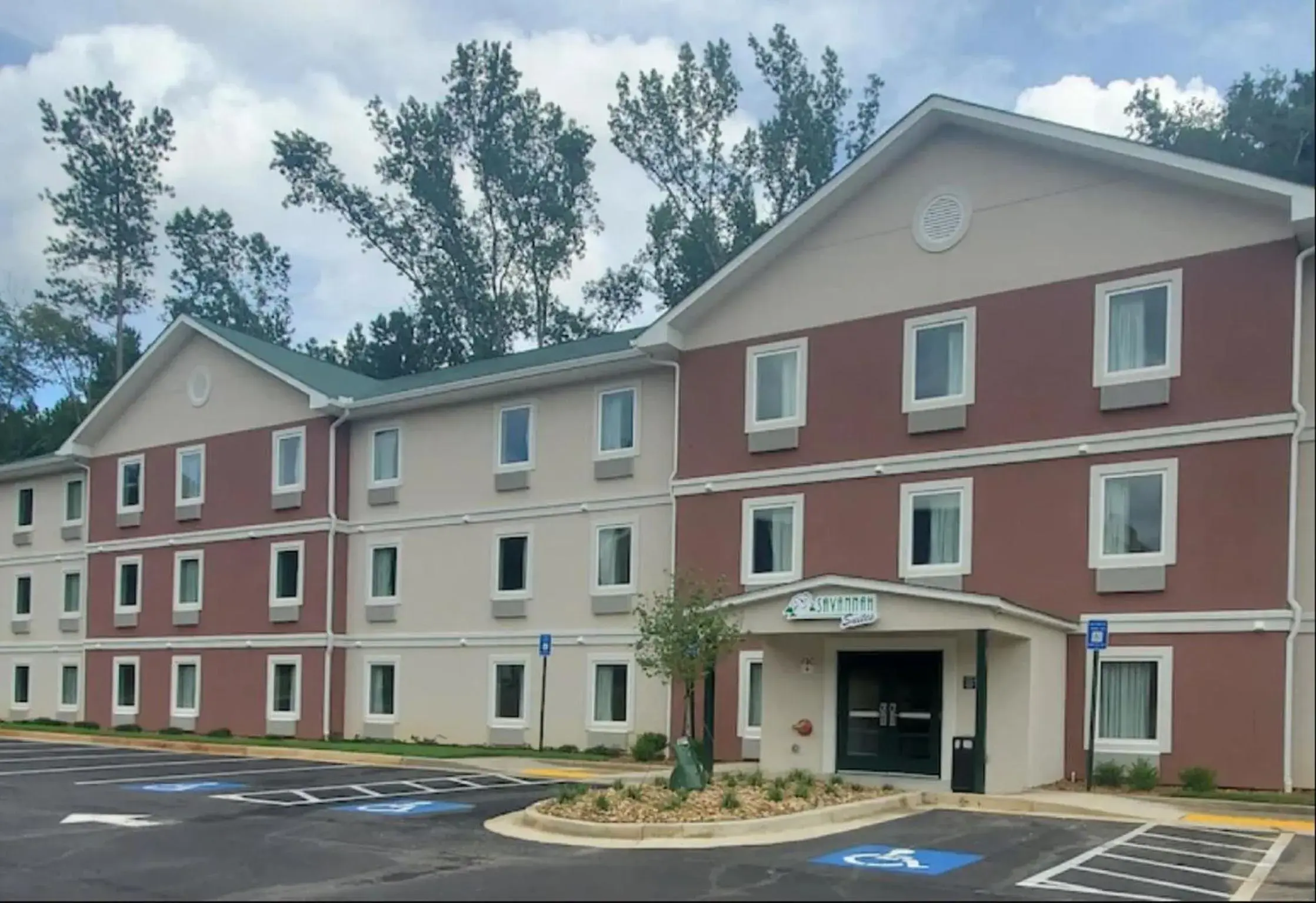 Property building in Savannah Suites Atlanta Airport Property building in Savannah Suites Atlanta Airport