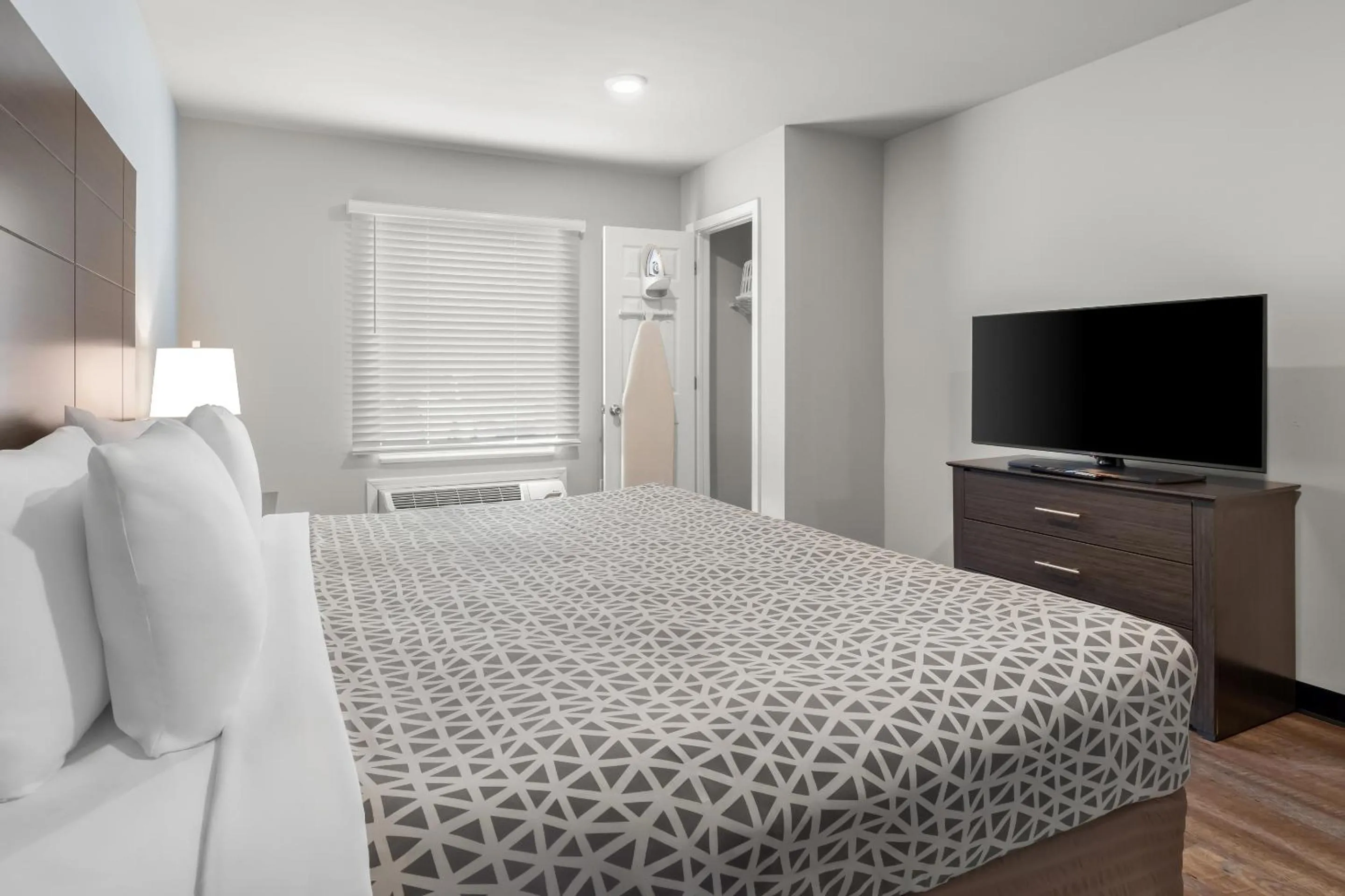 Bedroom, Bed in WoodSpring Suites Atlanta Airport
