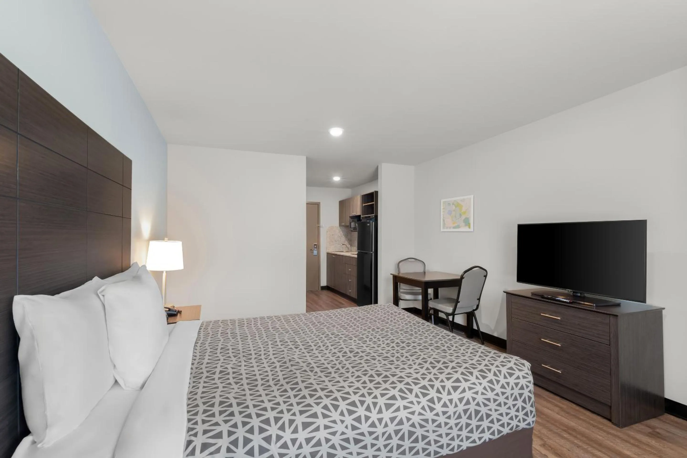 Bed in WoodSpring Suites Atlanta Airport