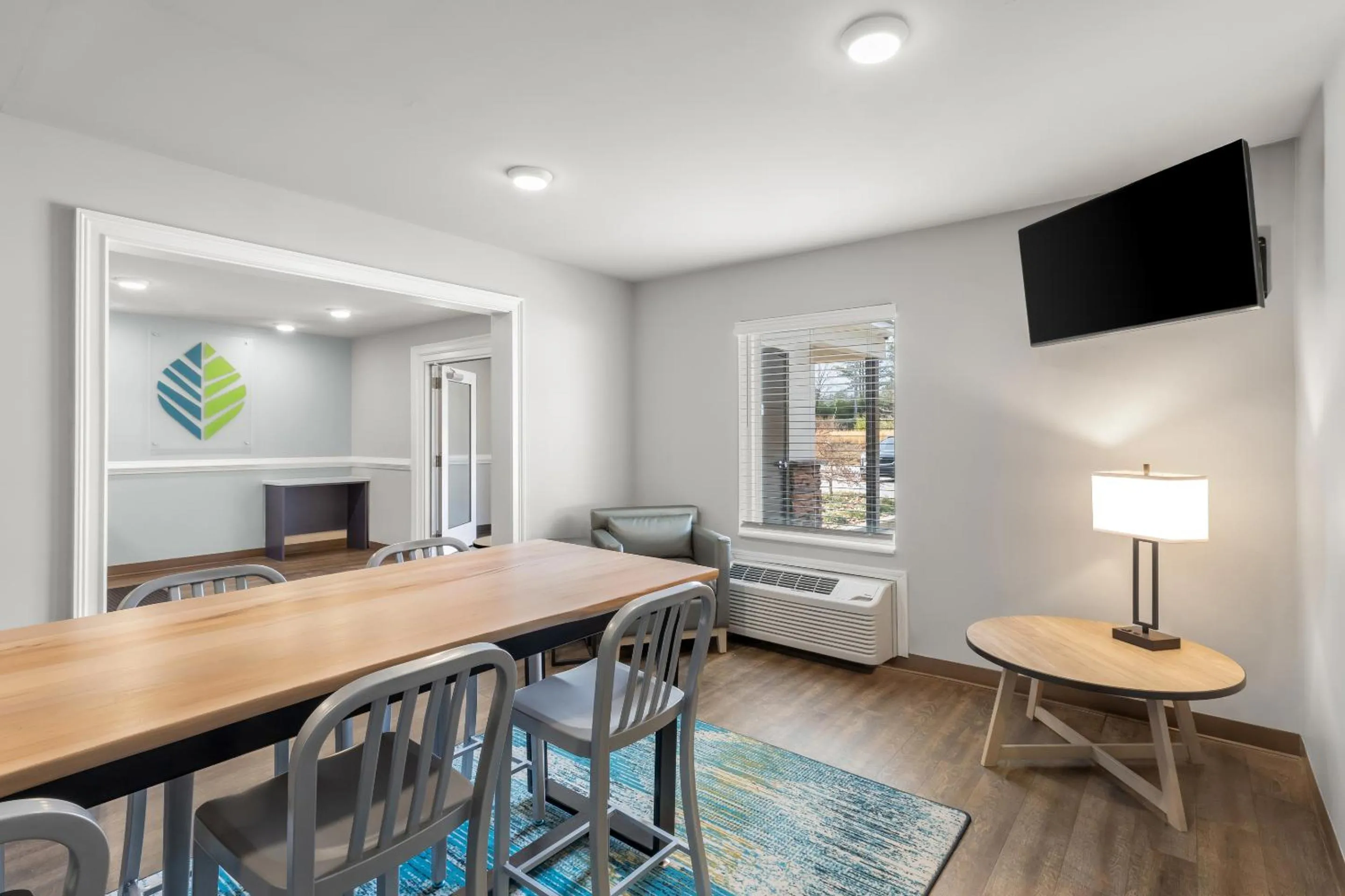 Communal lounge/ TV room in WoodSpring Suites Atlanta Airport