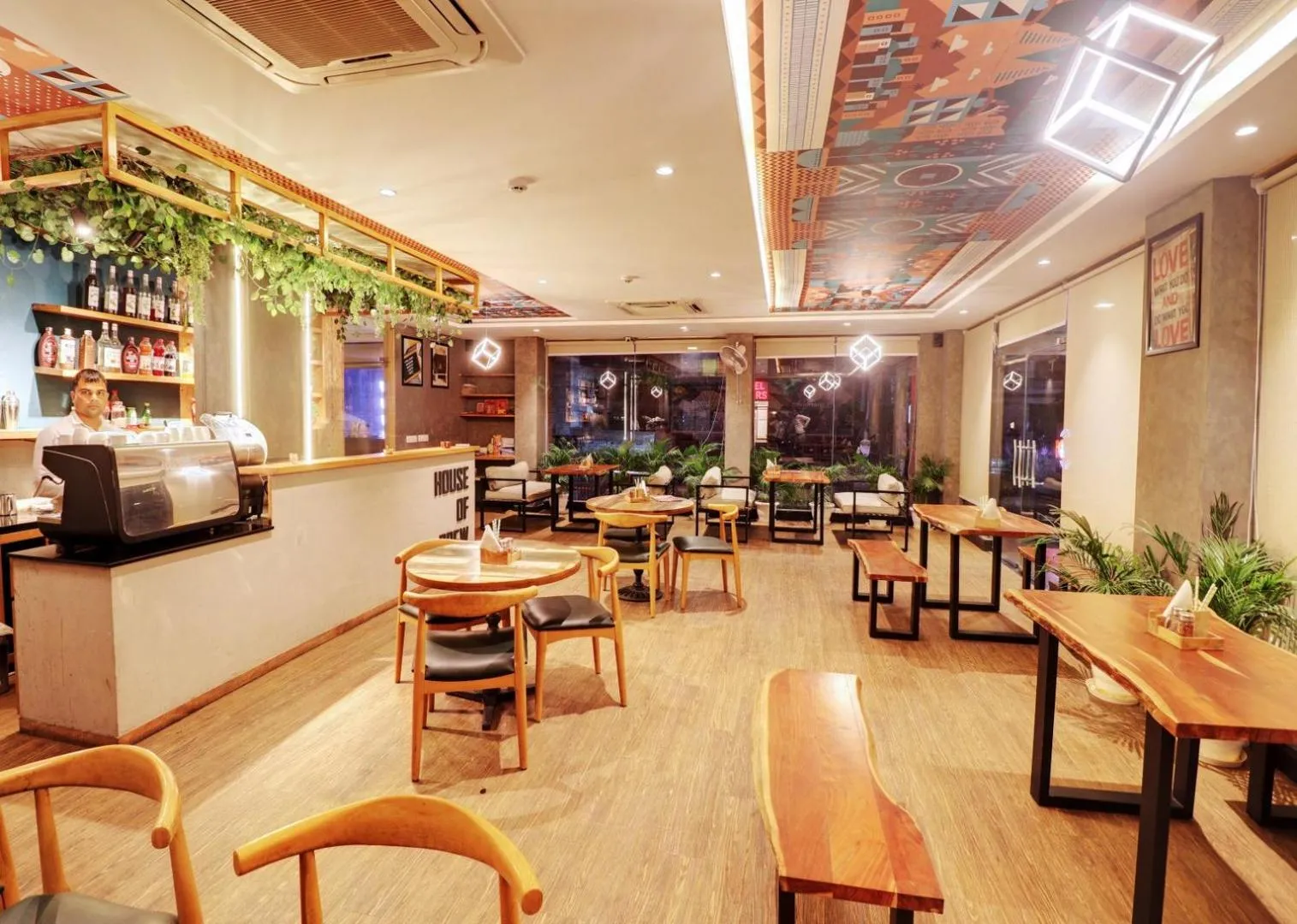 Restaurant/places to eat in Hotel Mystic Inn