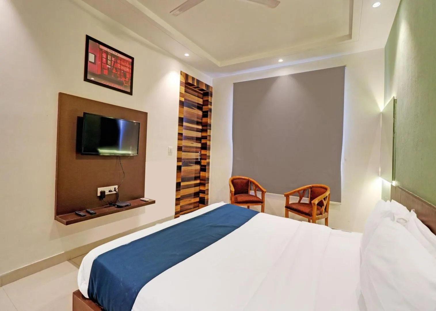 View (from property/room), Bed in Hotel Mystic Inn