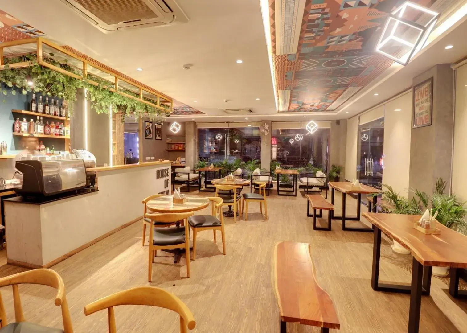 Restaurant/places to eat in Hotel Mystic Inn Restaurant/places to eat in Hotel Mystic Inn