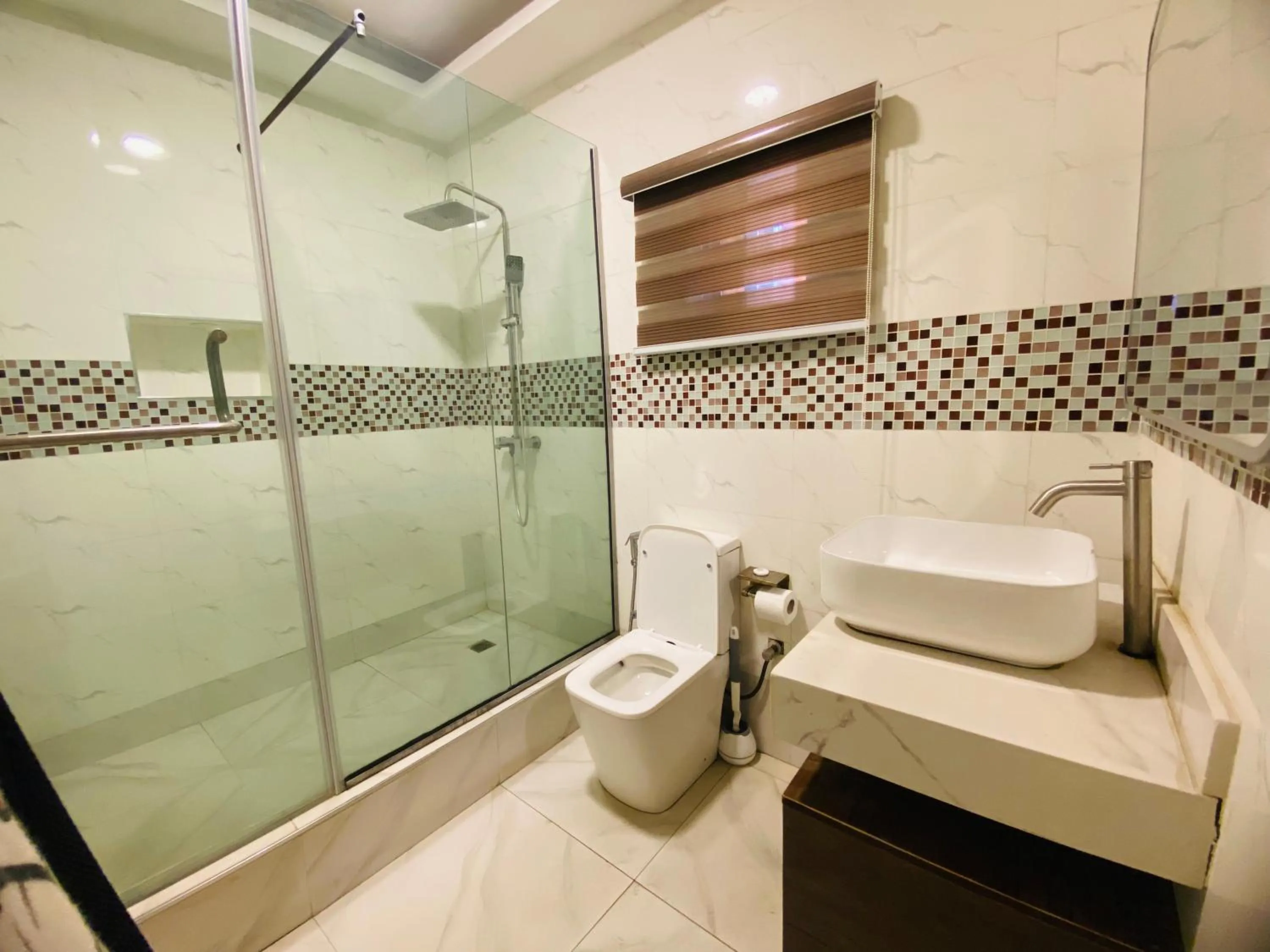 Shower in Presken Hotel Victoria Island, Bishop Oluwole