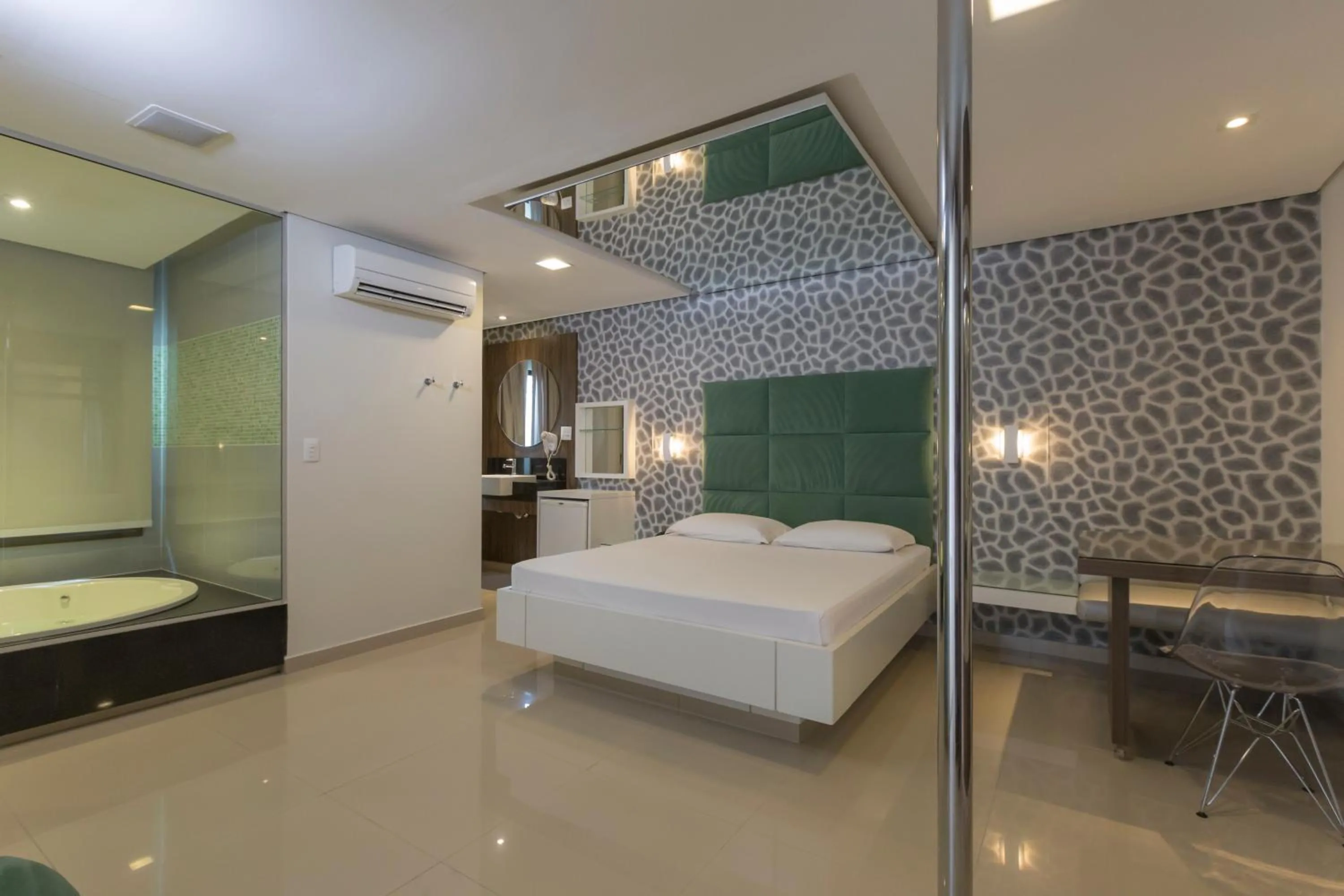 Photo of the whole room, Bed in Poeme Motel by Drops