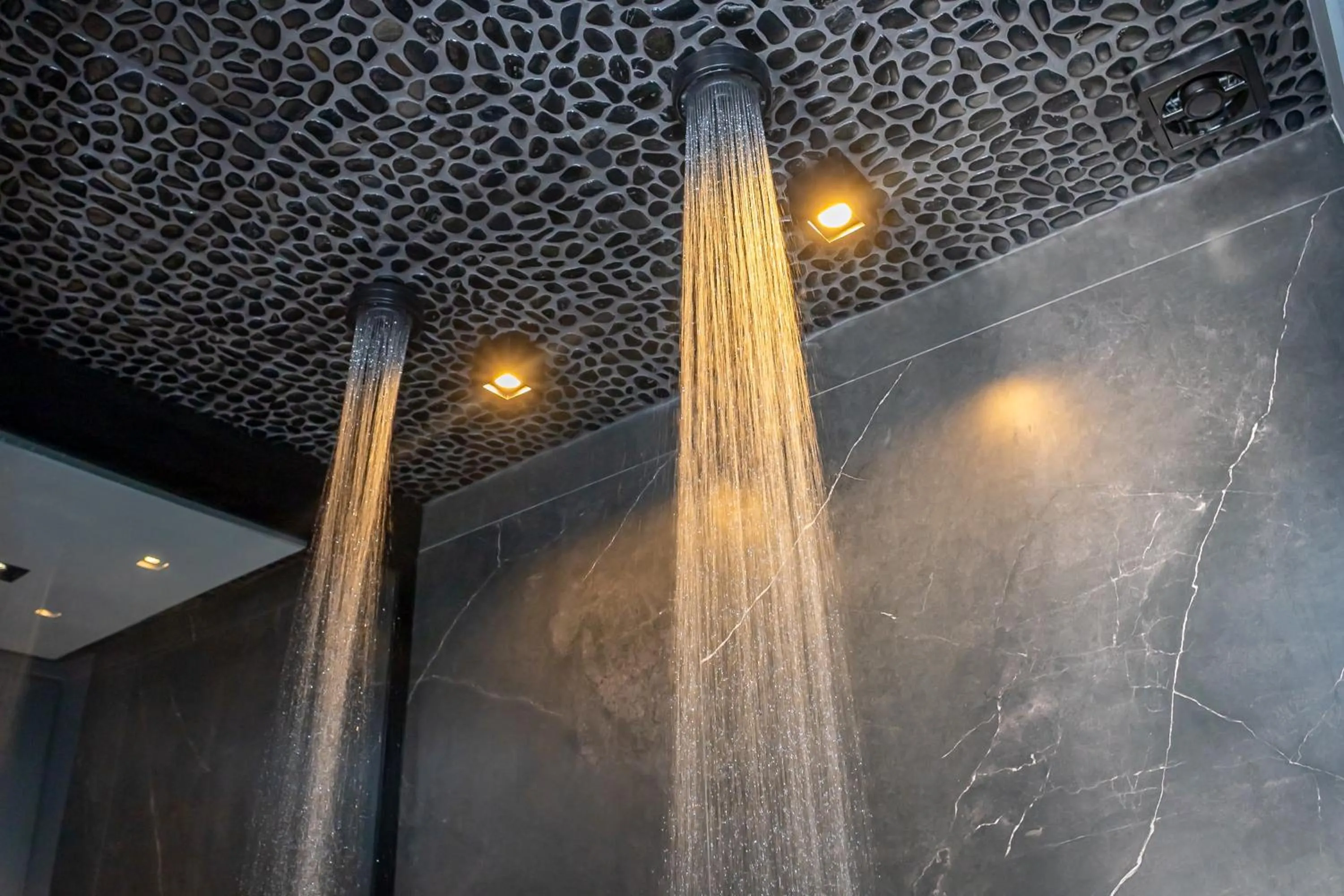 Shower in Poeme Motel by Drops