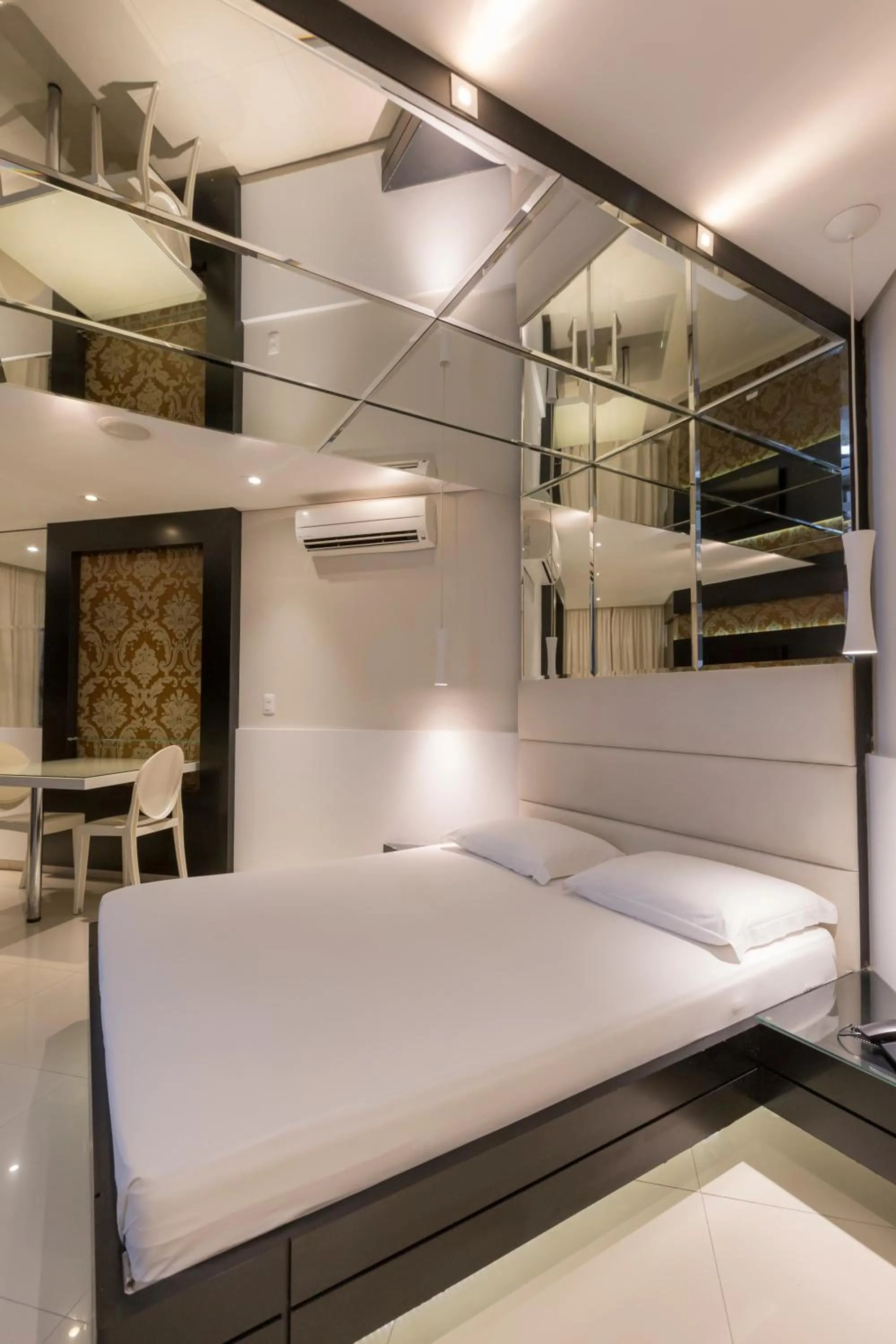Photo of the whole room, Bed in Poeme Motel by Drops