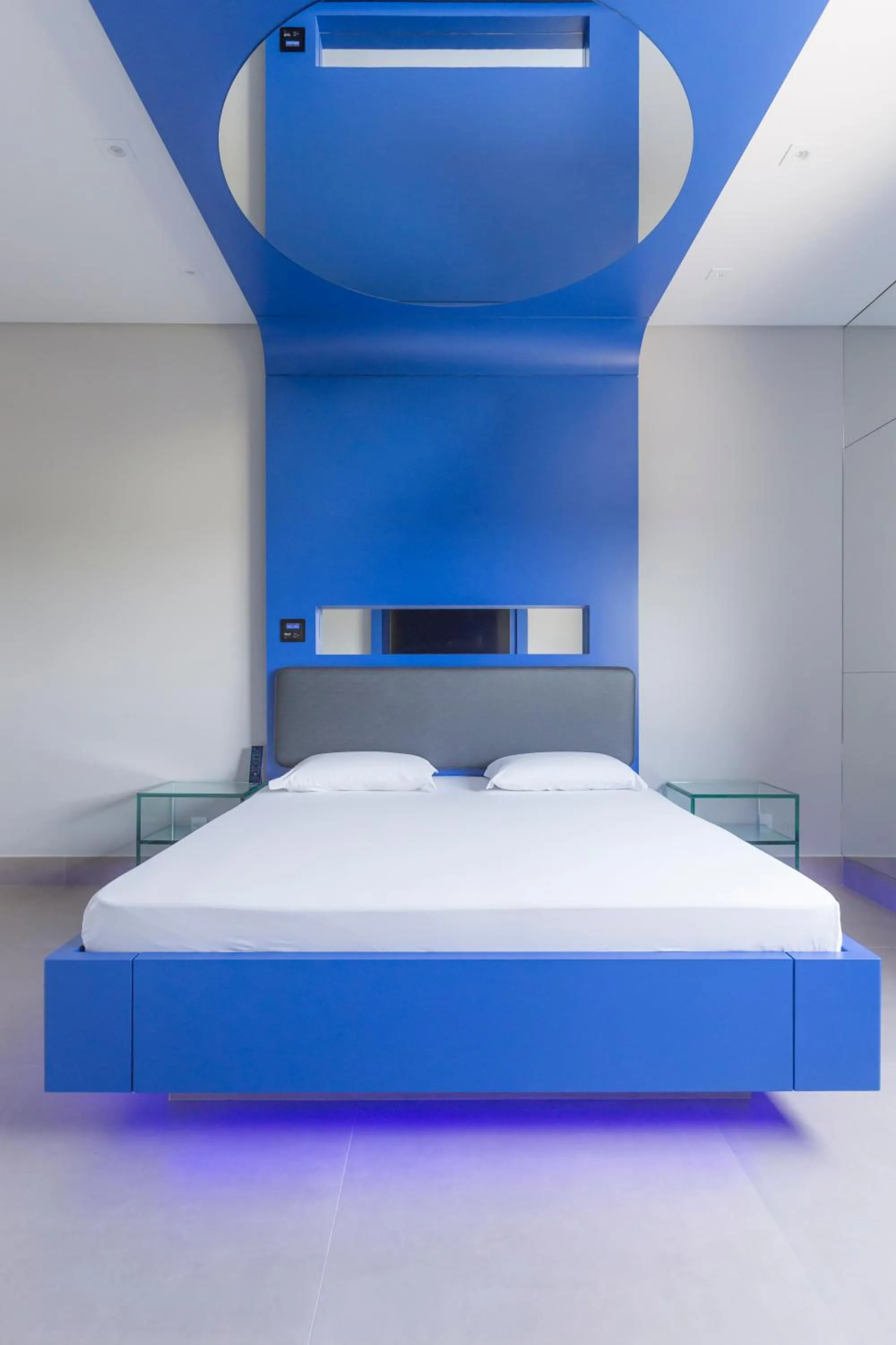 Photo of the whole room, Bed in Poeme Motel by Drops