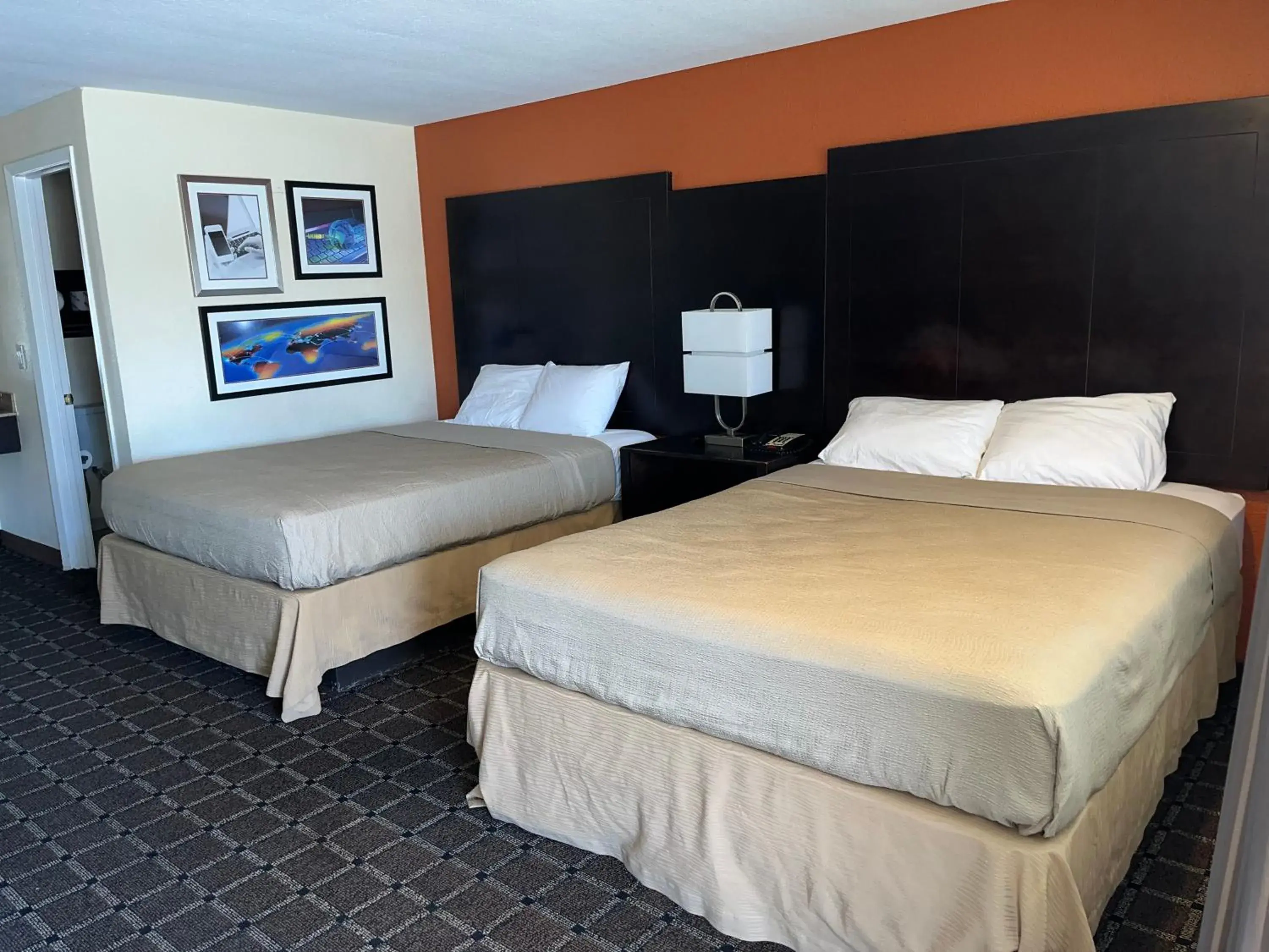 Bed in Oregon Trail Inn and Suites Bed in Oregon Trail Inn and Suites