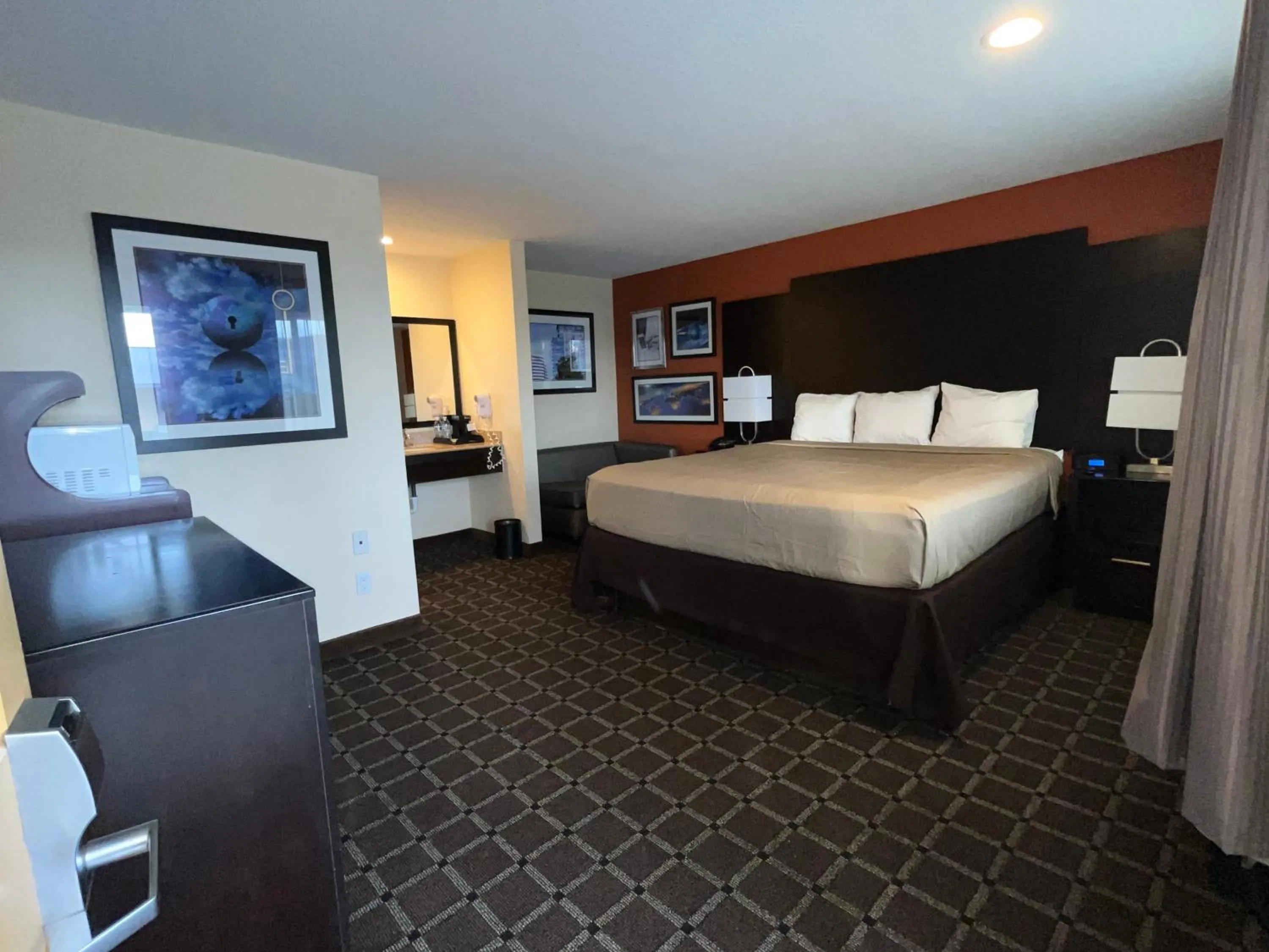 Bed in Oregon Trail Inn and Suites