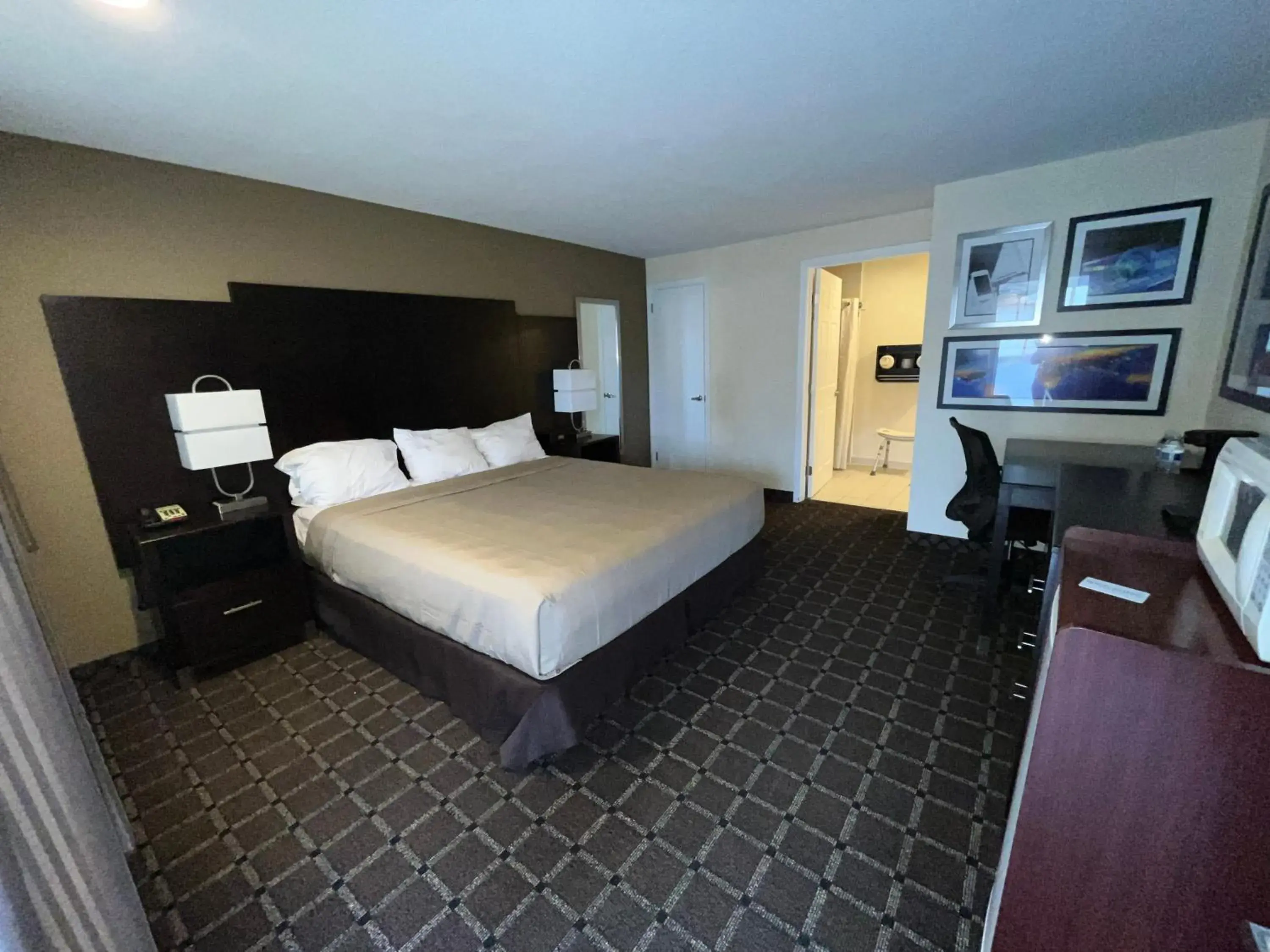 Bed in Oregon Trail Inn and Suites Bed in Oregon Trail Inn and Suites