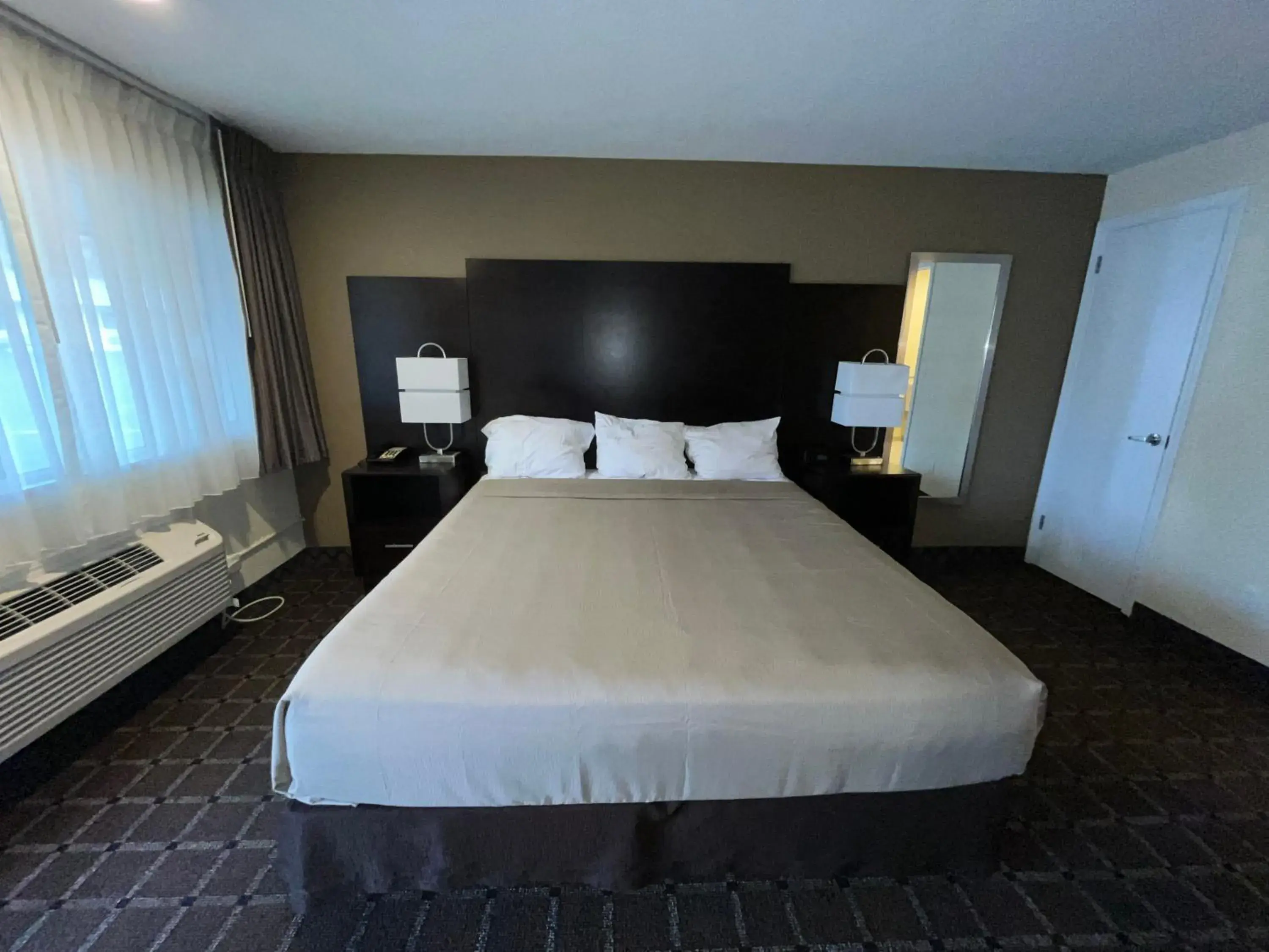 Bed in Oregon Trail Inn and Suites Bed in Oregon Trail Inn and Suites