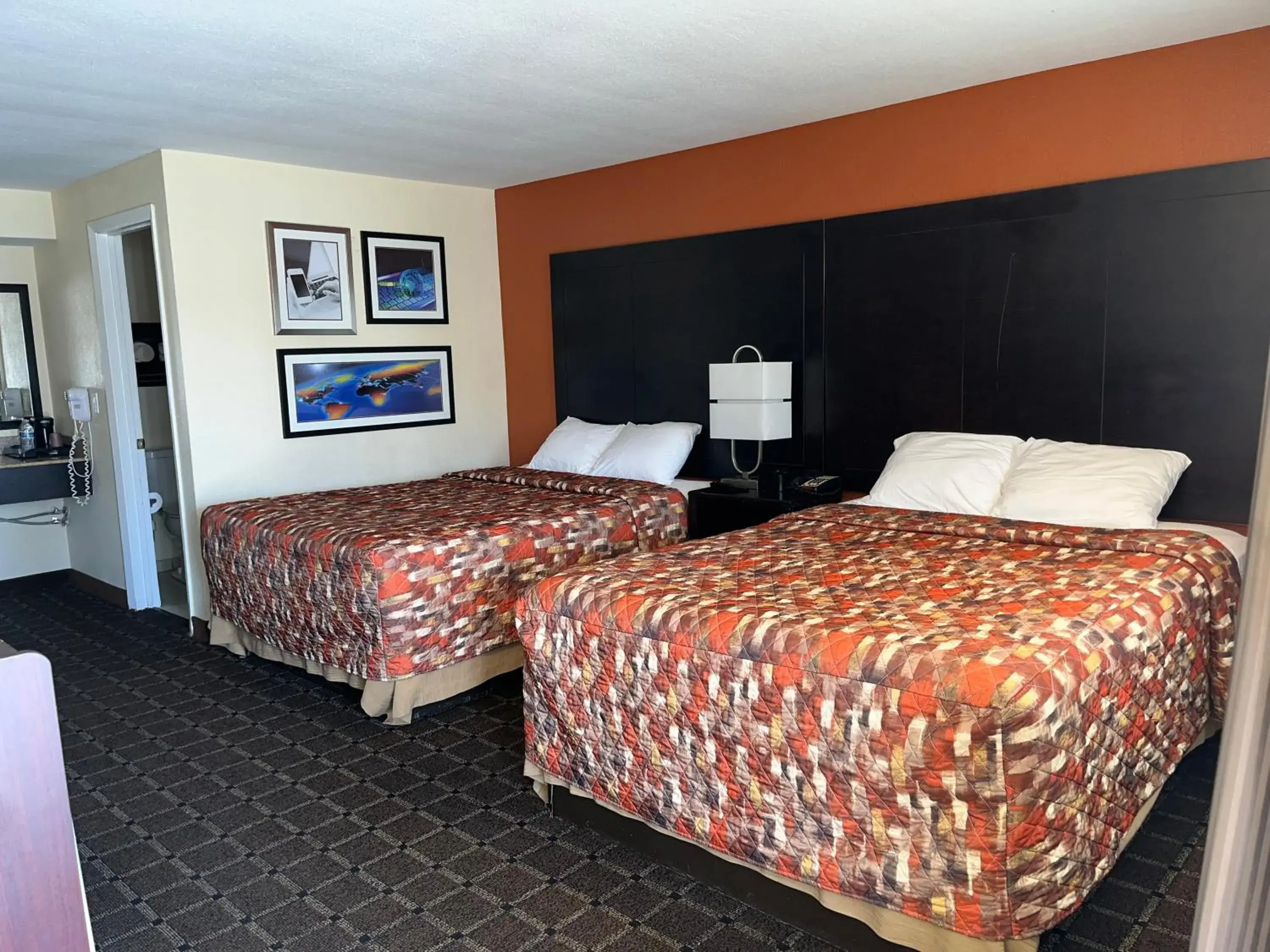 Bed in Oregon Trail Inn and Suites Bed in Oregon Trail Inn and Suites