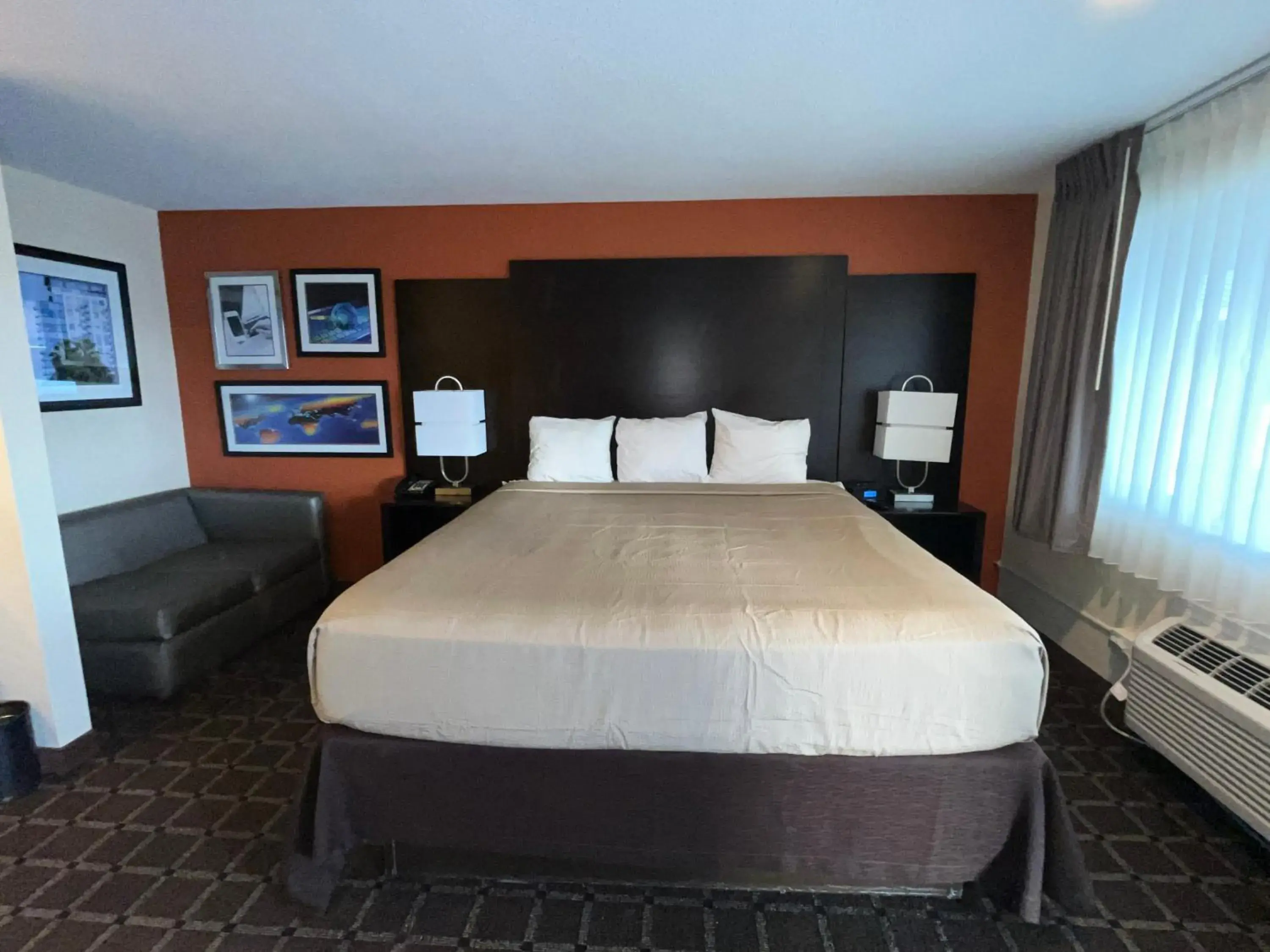 Bed in Oregon Trail Inn and Suites Bed in Oregon Trail Inn and Suites