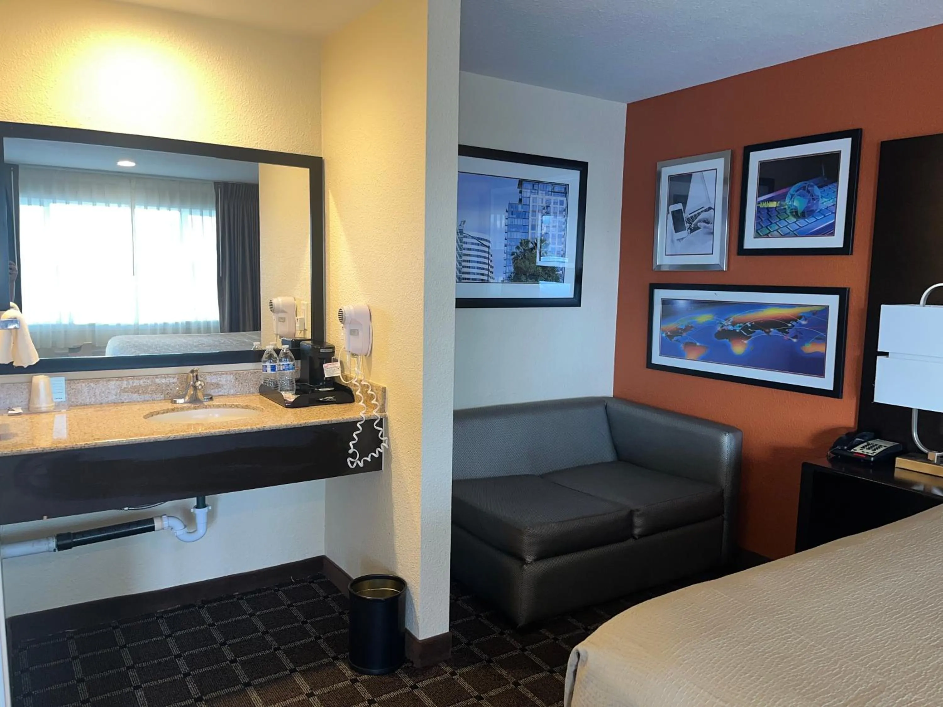 Bed in Oregon Trail Inn and Suites