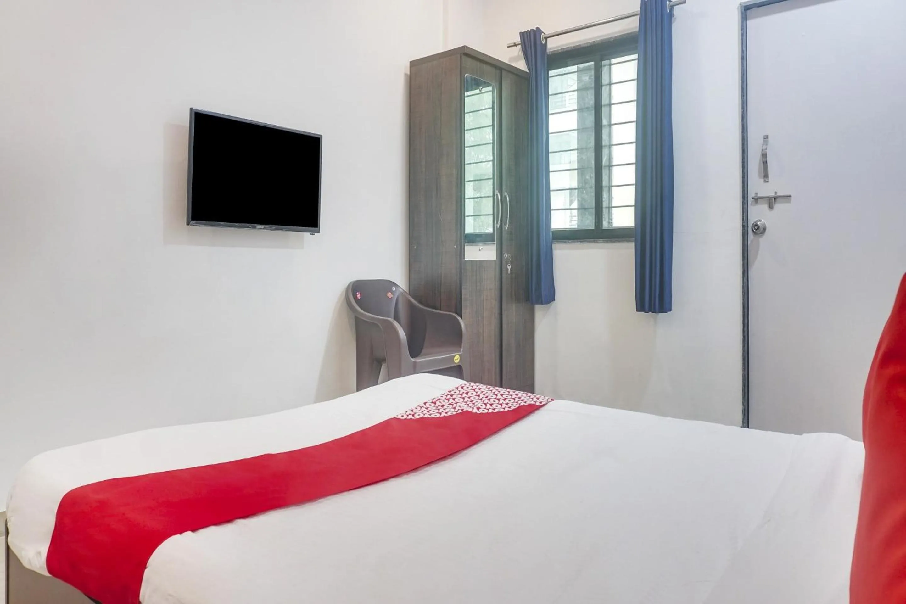 Facade/entrance, Bed in Hotel O Shanaya Inn