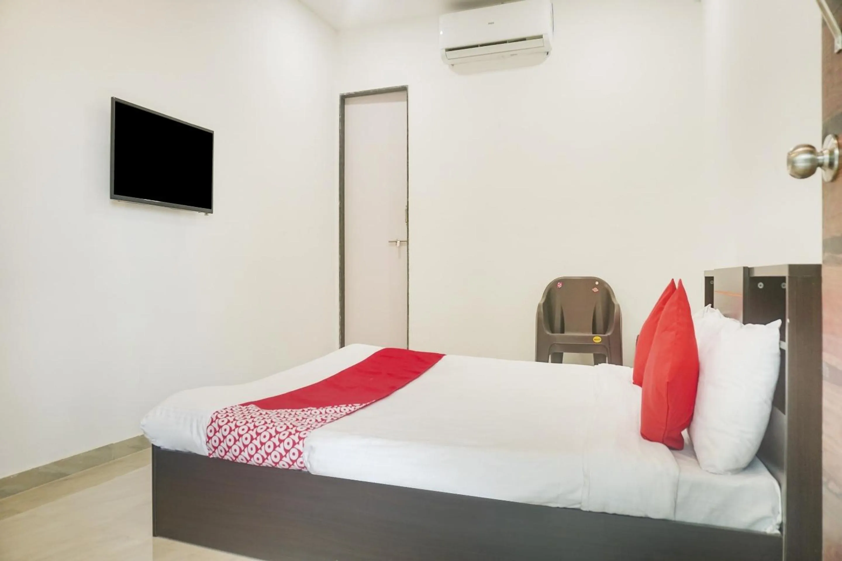 Bathroom, Bed in Hotel O Shanaya Inn