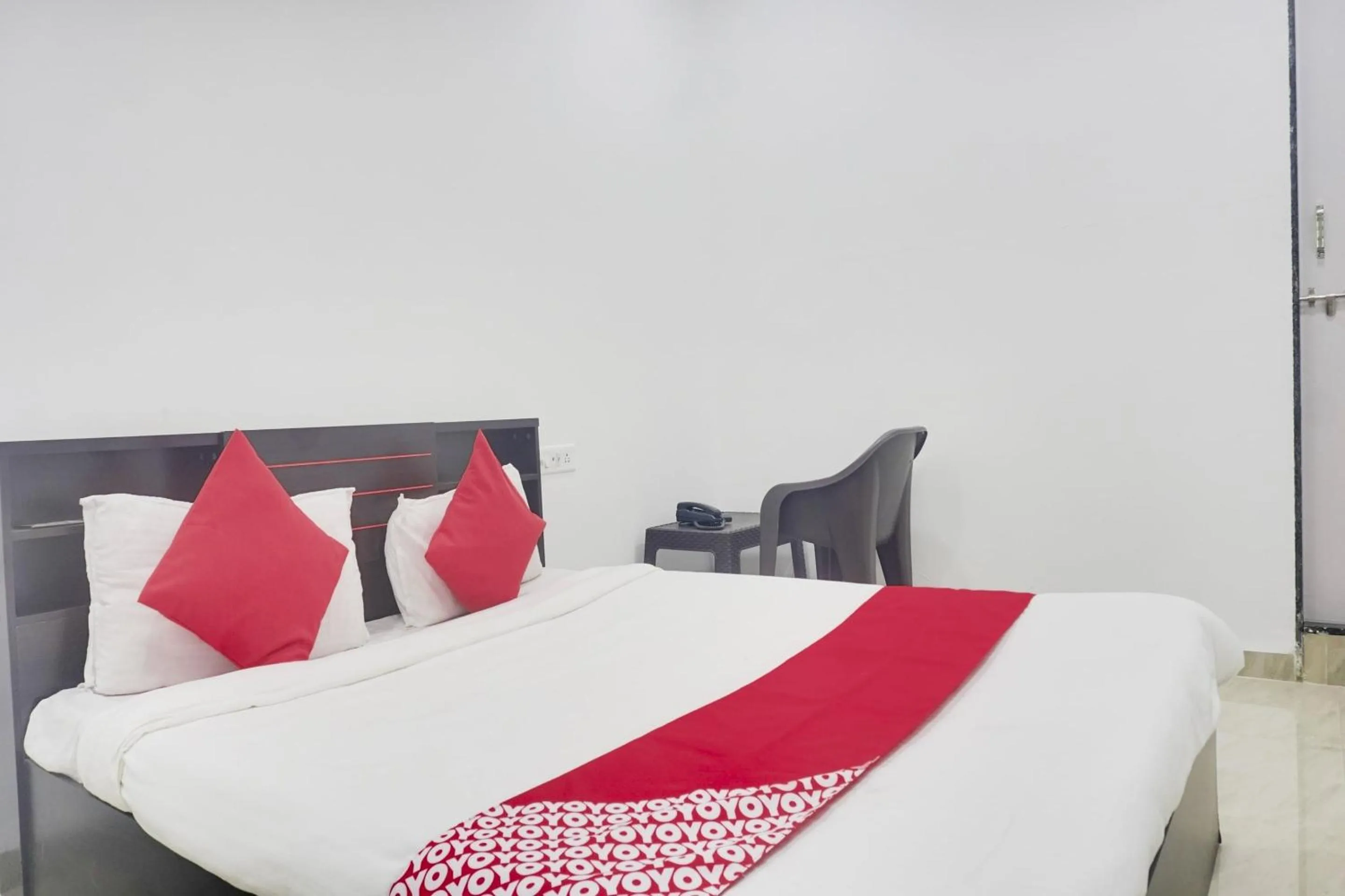 Bedroom, Bed in Hotel O Shanaya Inn