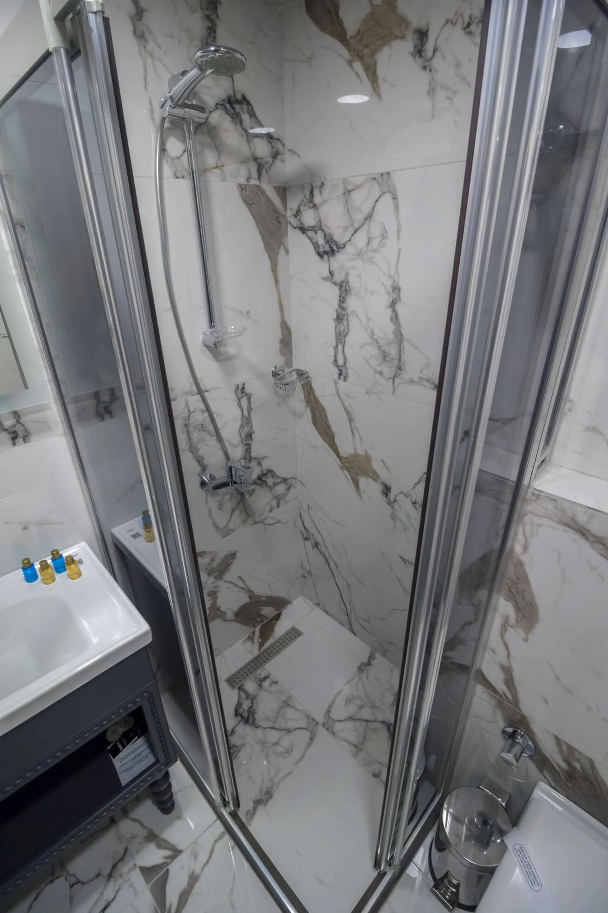 Shower in Mardia Hotel