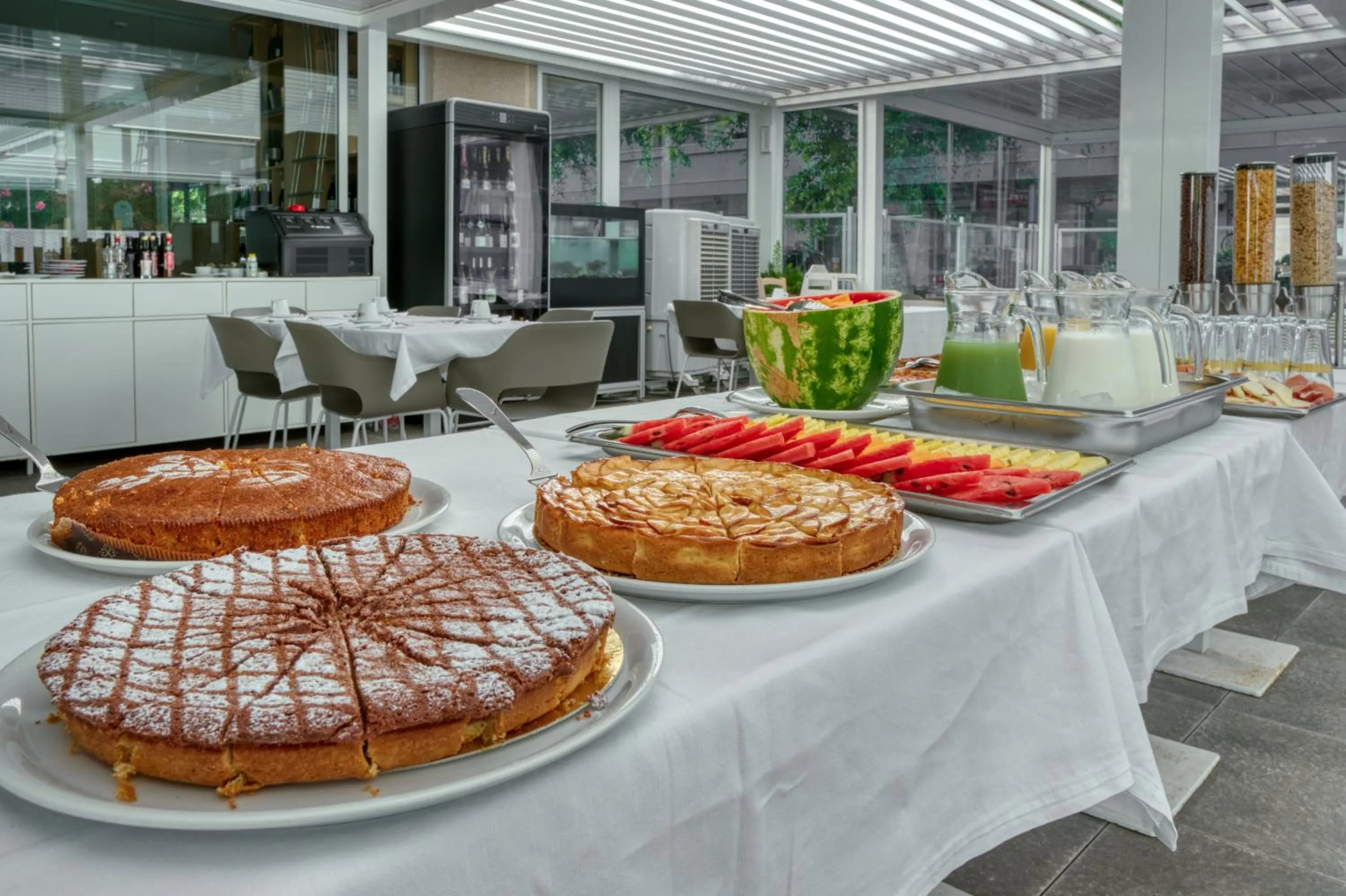 Buffet breakfast in Horizon Suites