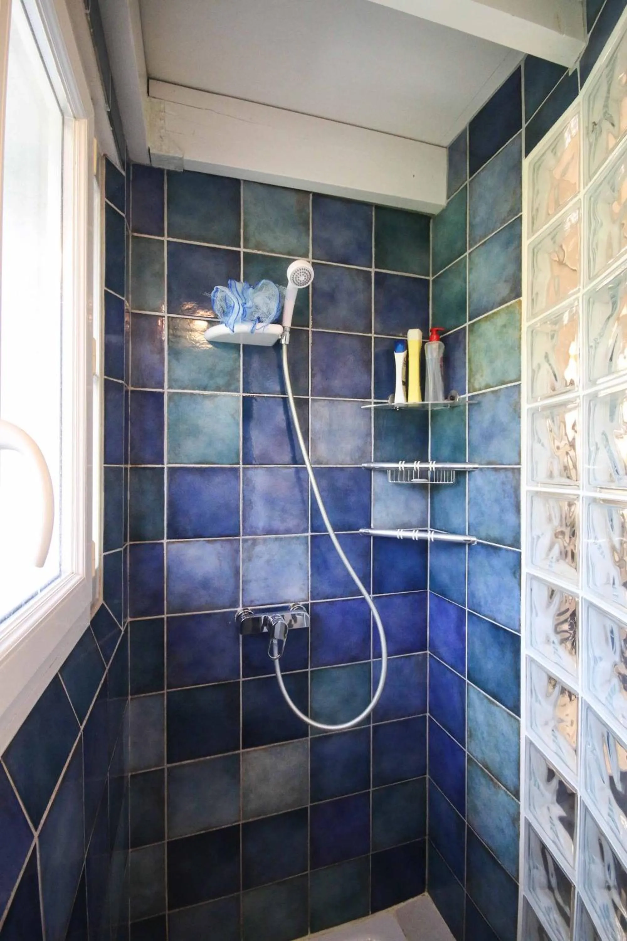Shower in Les petits poissons