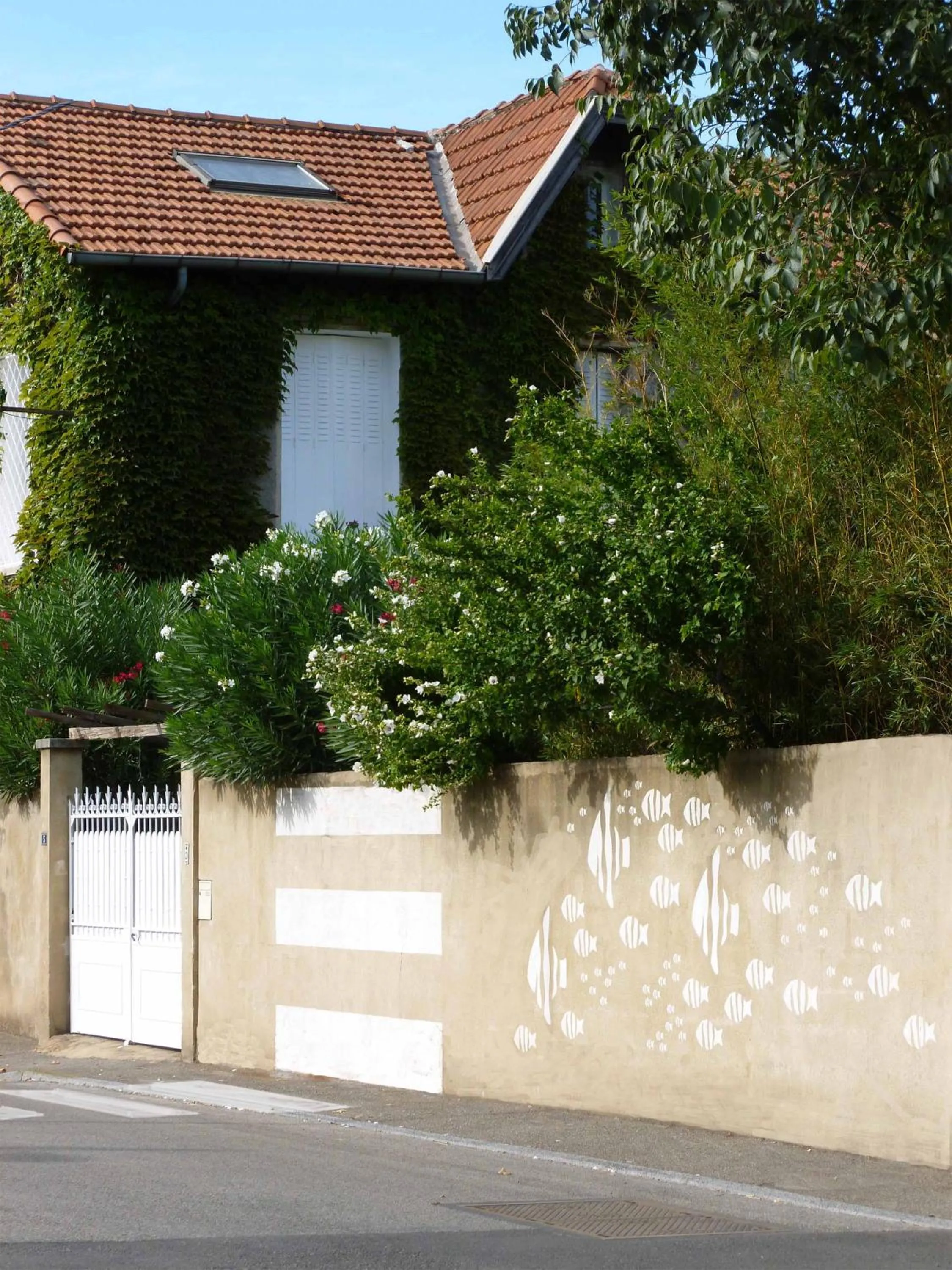 Facade/entrance in Les petits poissons