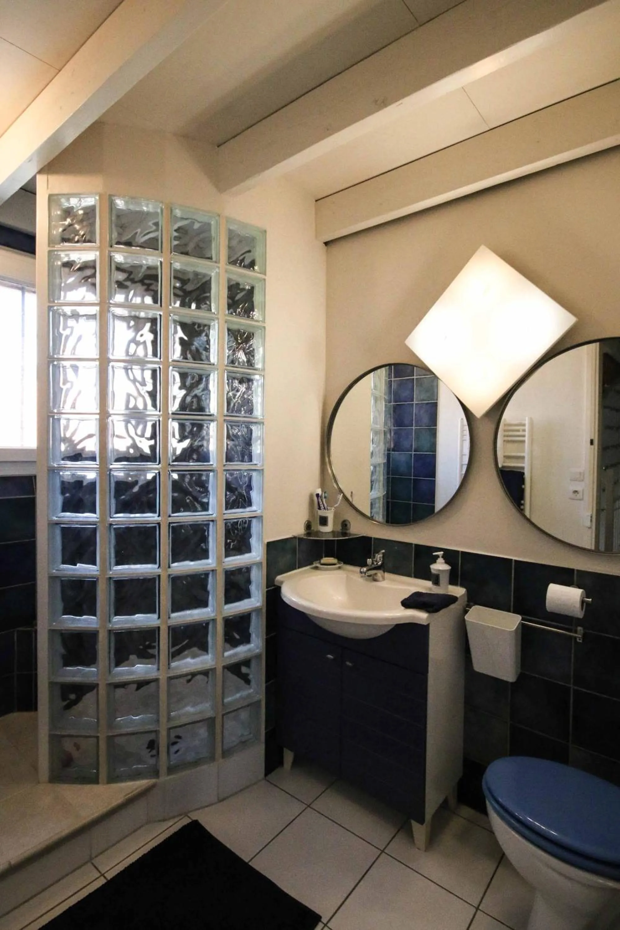 Shower in Les petits poissons