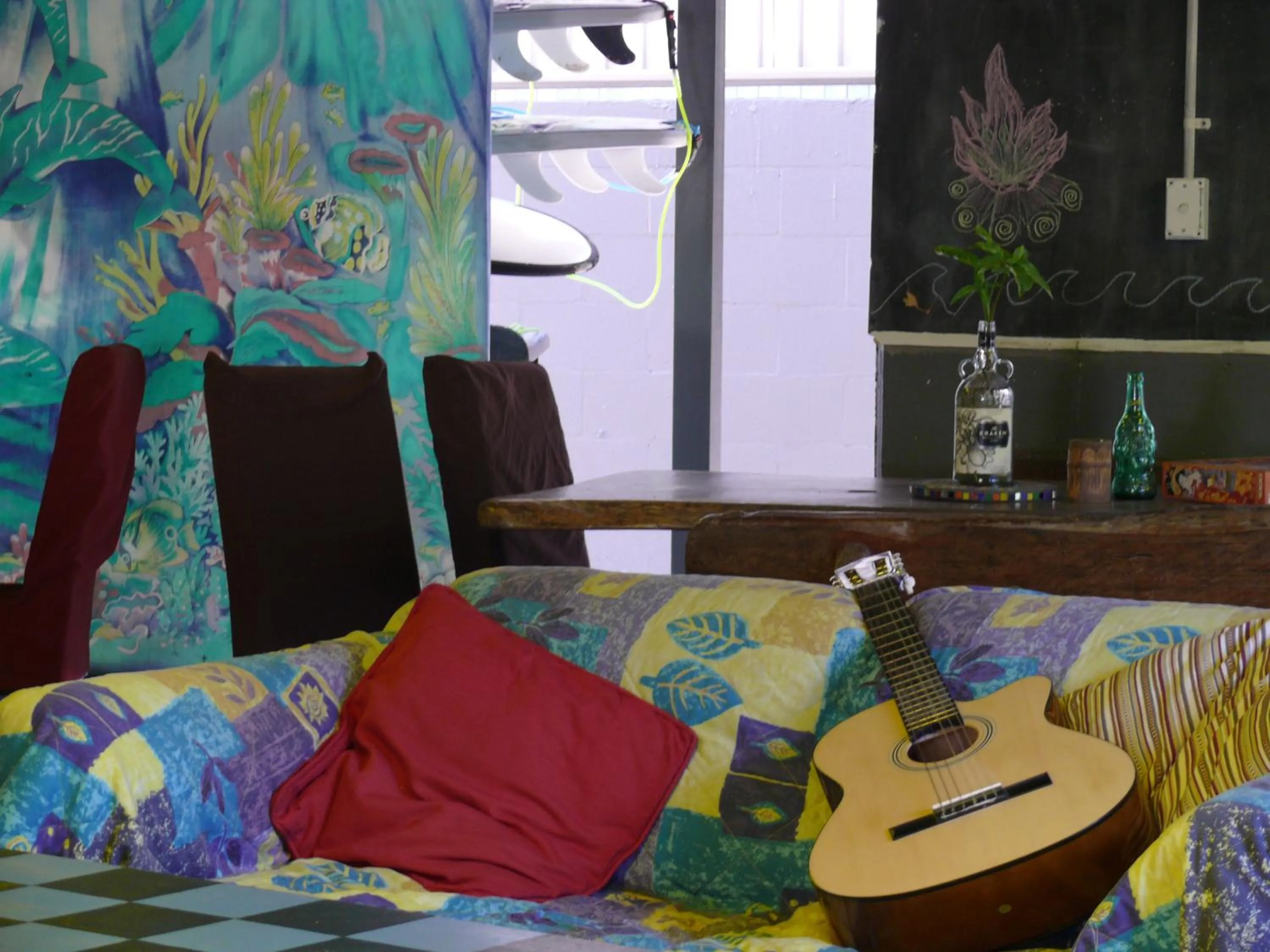 Communal lounge/ TV room in 1770 Beachside Backpacker