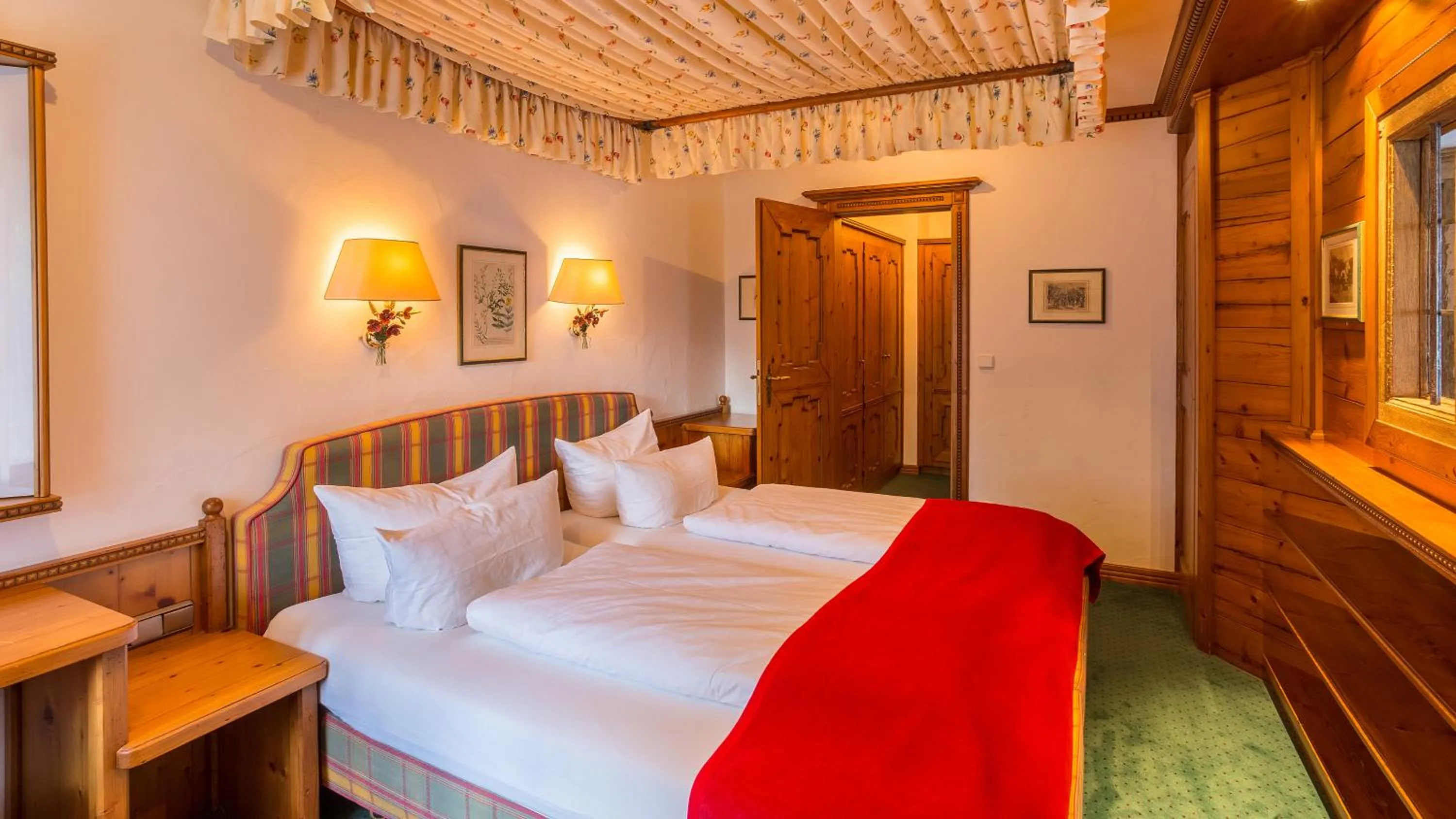 Photo of the whole room, Bed in Alpenhotel Oberstdorf - ein Rovell Hotel