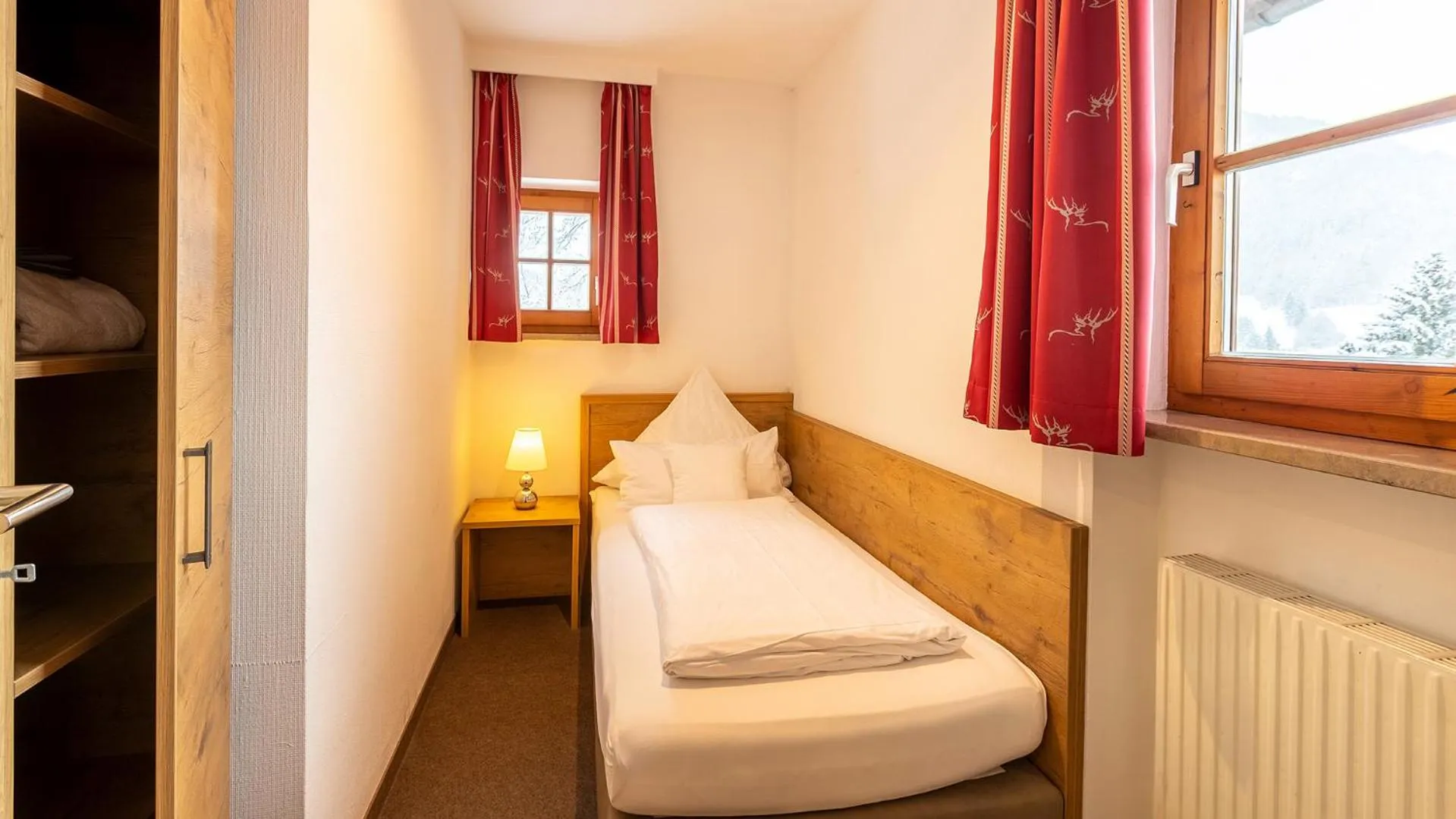 Bed in Alpenhotel Oberstdorf - ein Rovell Hotel