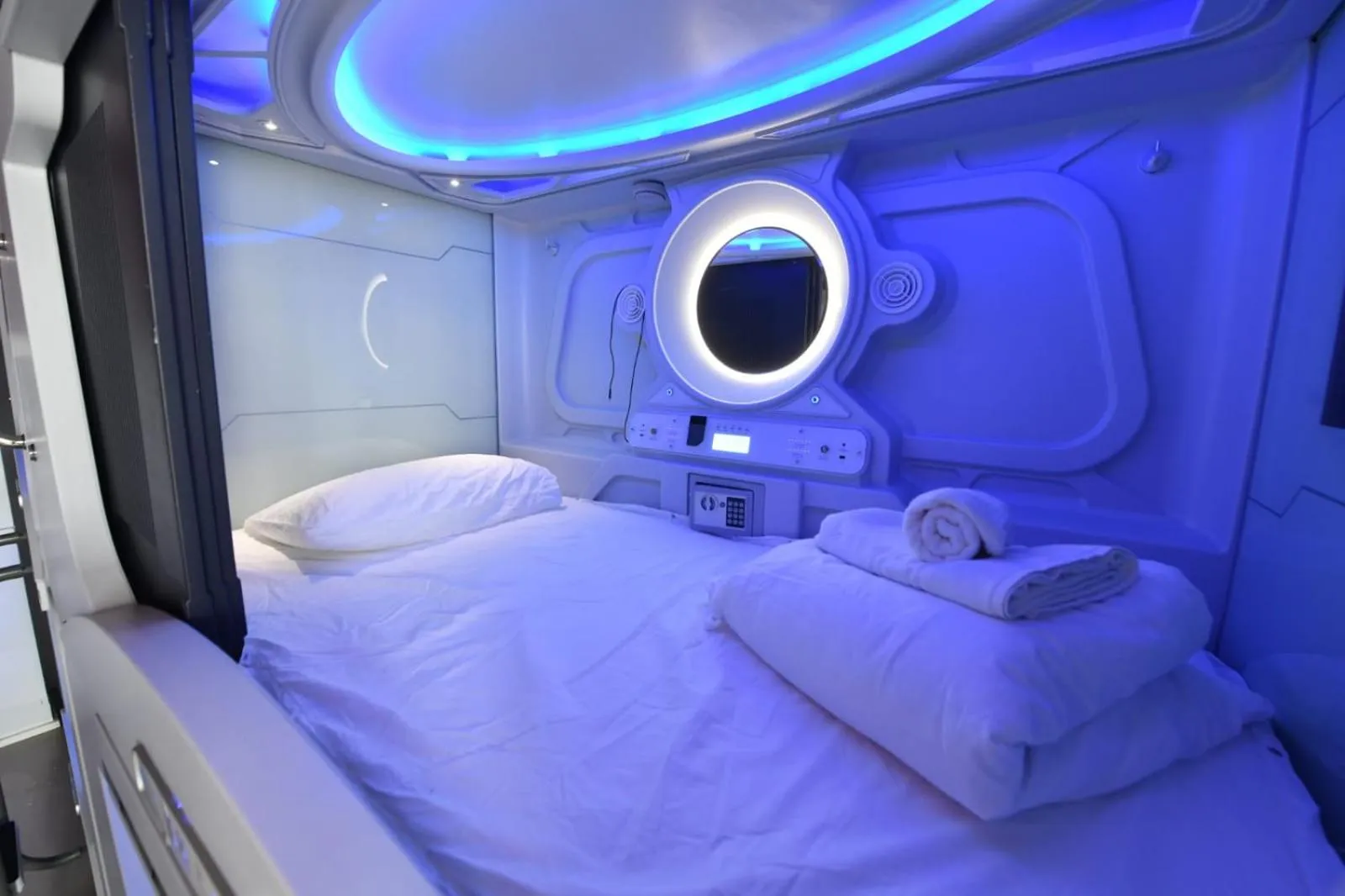 Restaurant/places to eat, Bed in Atypicap Capsule Hostel