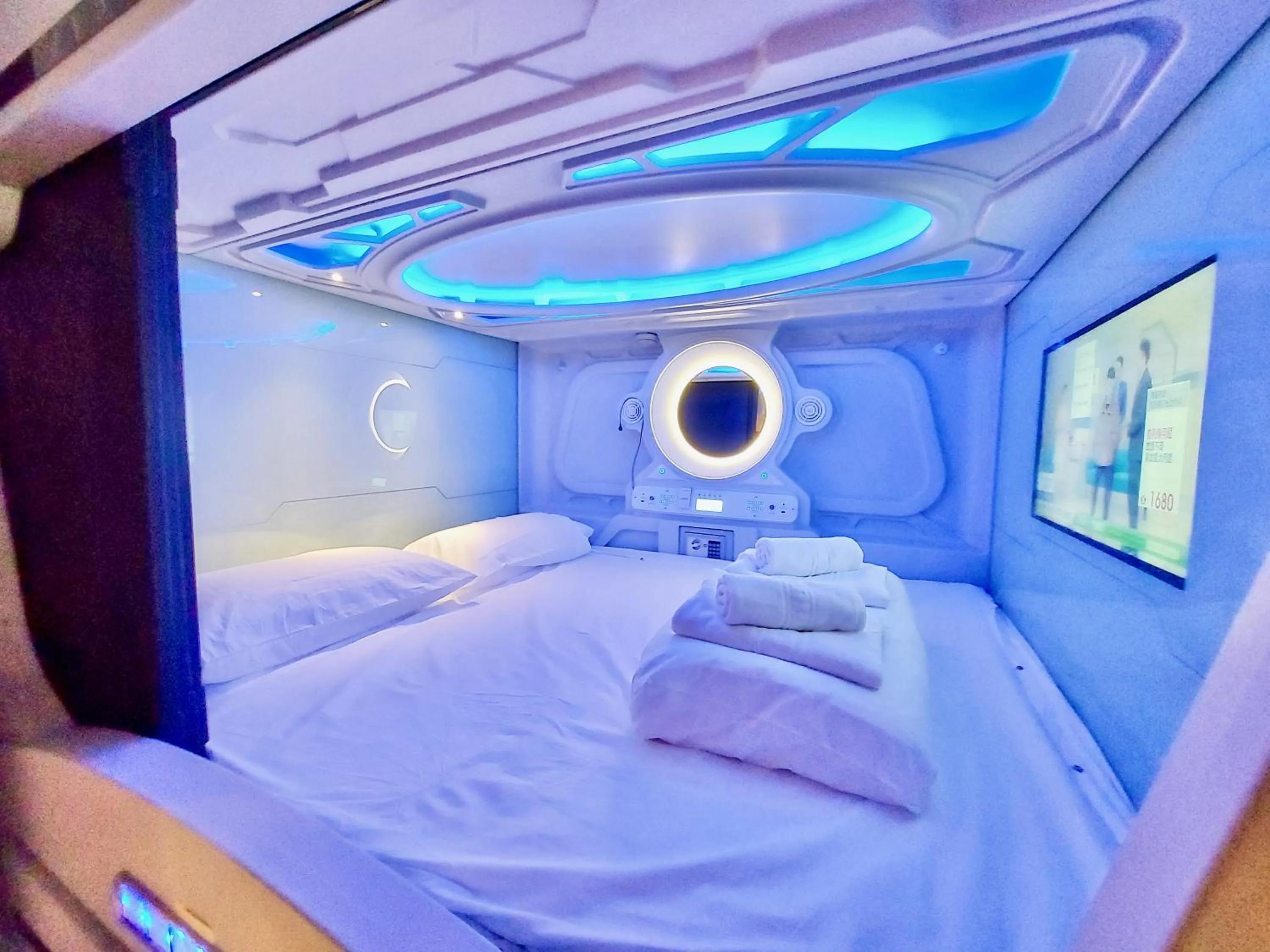Restaurant/places to eat, Bed in Atypicap Capsule Hostel